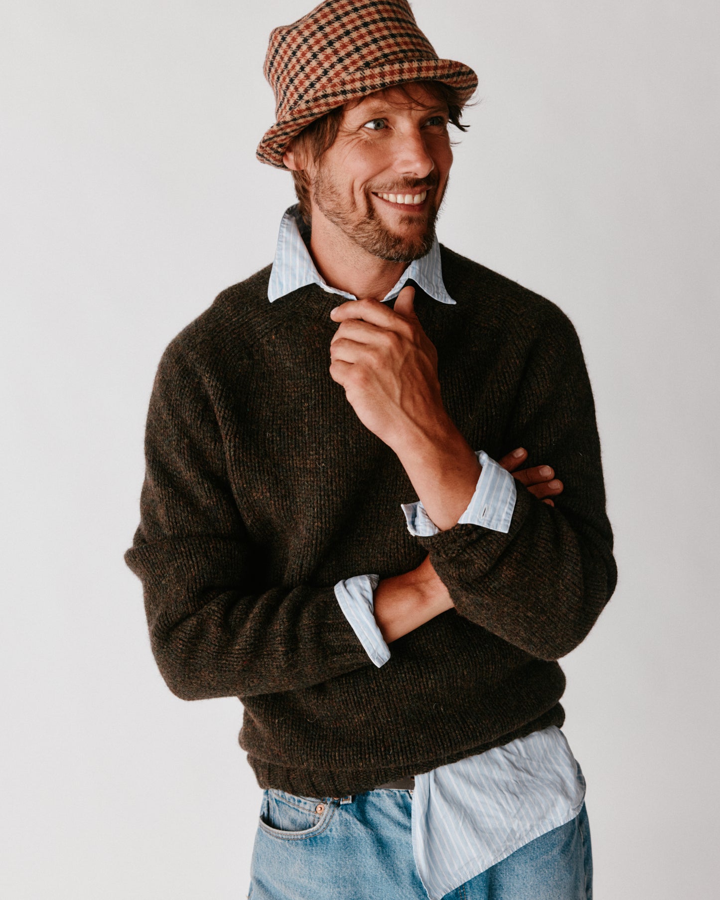 A model wearing a Bosie Blue Mogganer Explorer Extra Chunky Seamless Supersoft Shetland Sweater in colour Carob / Turin.