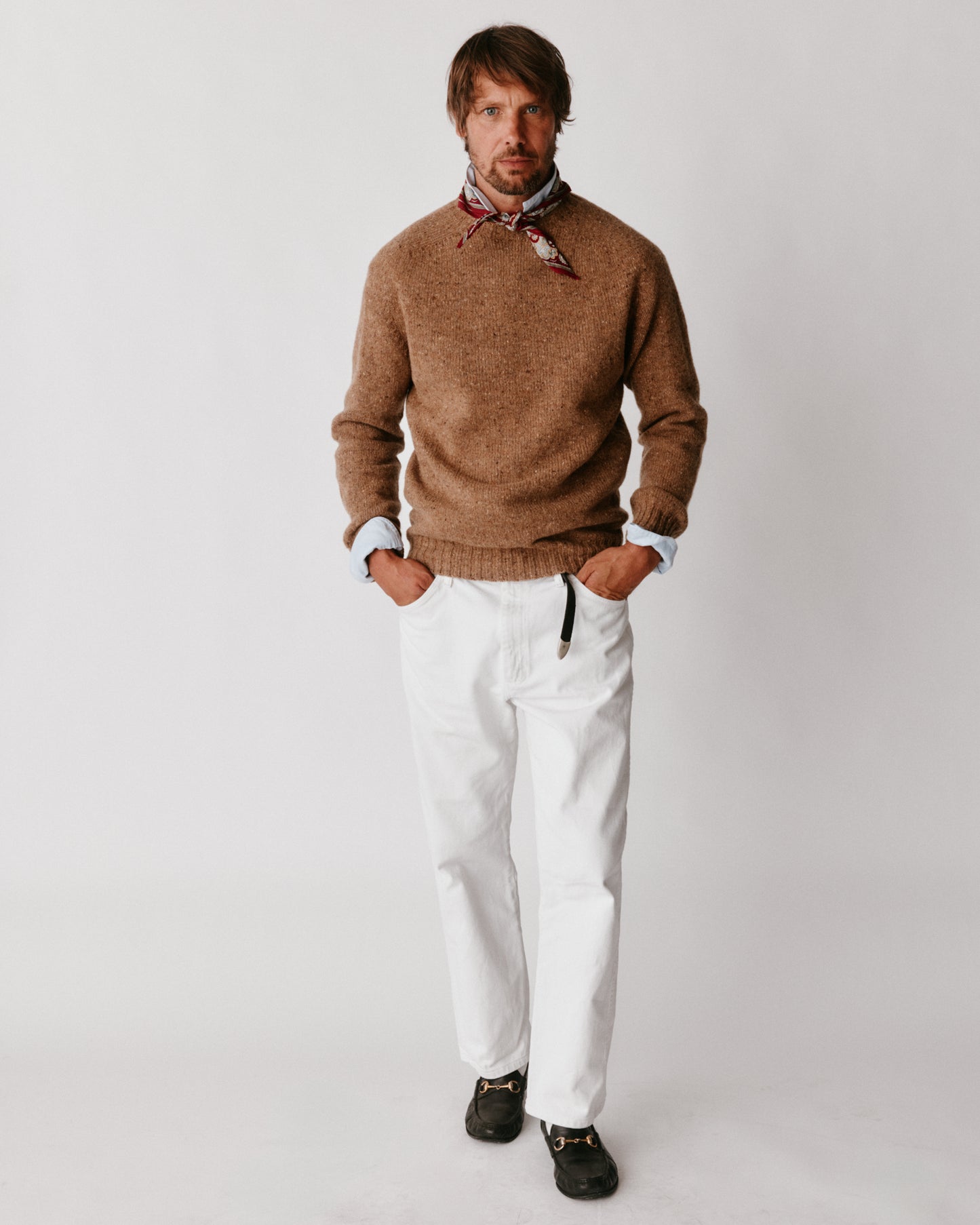 A model wearing a Bosie Blue Mogganer Helmsman Glenugie Nep Sweater in colour Knoydart Brown.