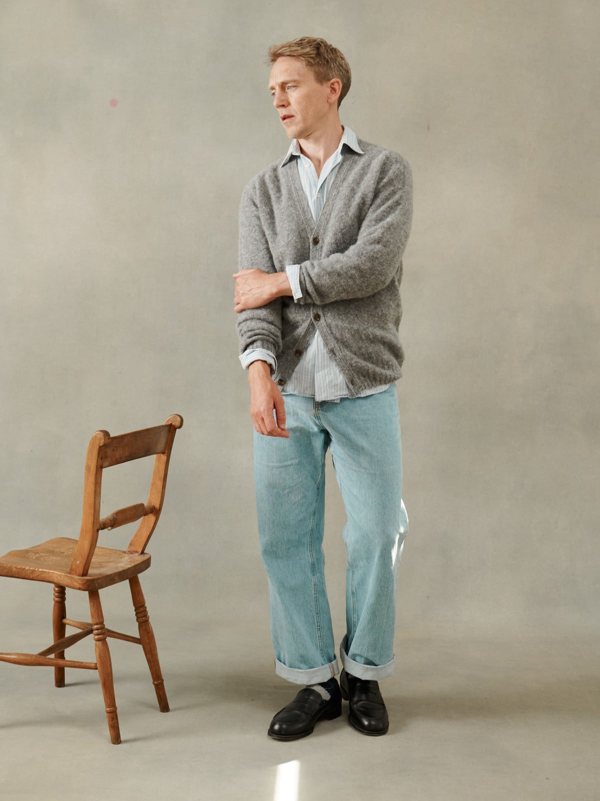 Flatbed photograph of the Bosie Harley of Scotland Shaggy Shetland Men's V Cardigan in Med Grey