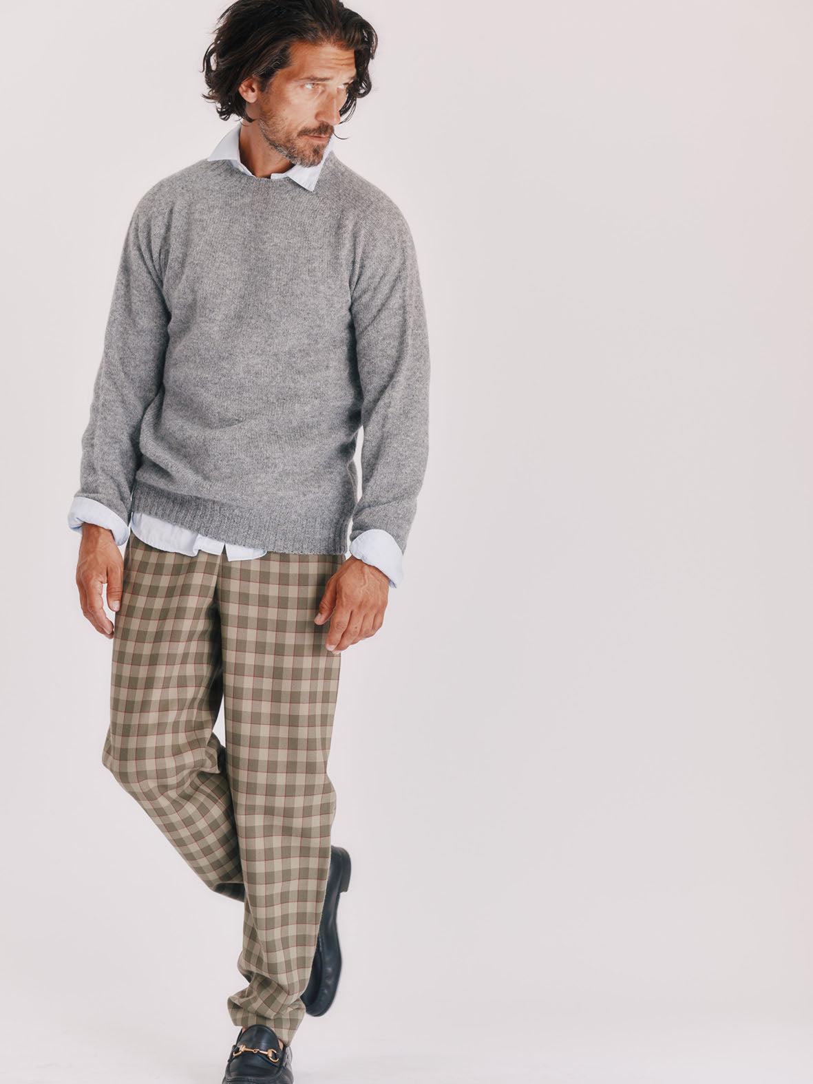 Man wearing a Bosie Knitwear Harley of Scotland seamless saddle shoulder men's Shetland sweater jumper in Med Gre