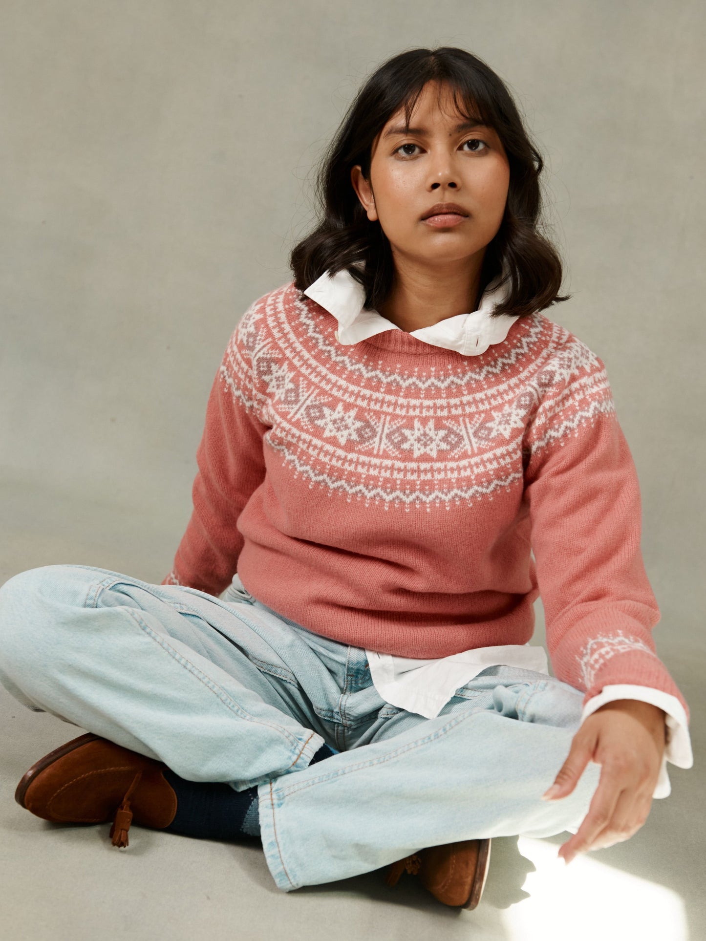 Woman wearing a sand rose pink fairisle yoke bosie sweater
