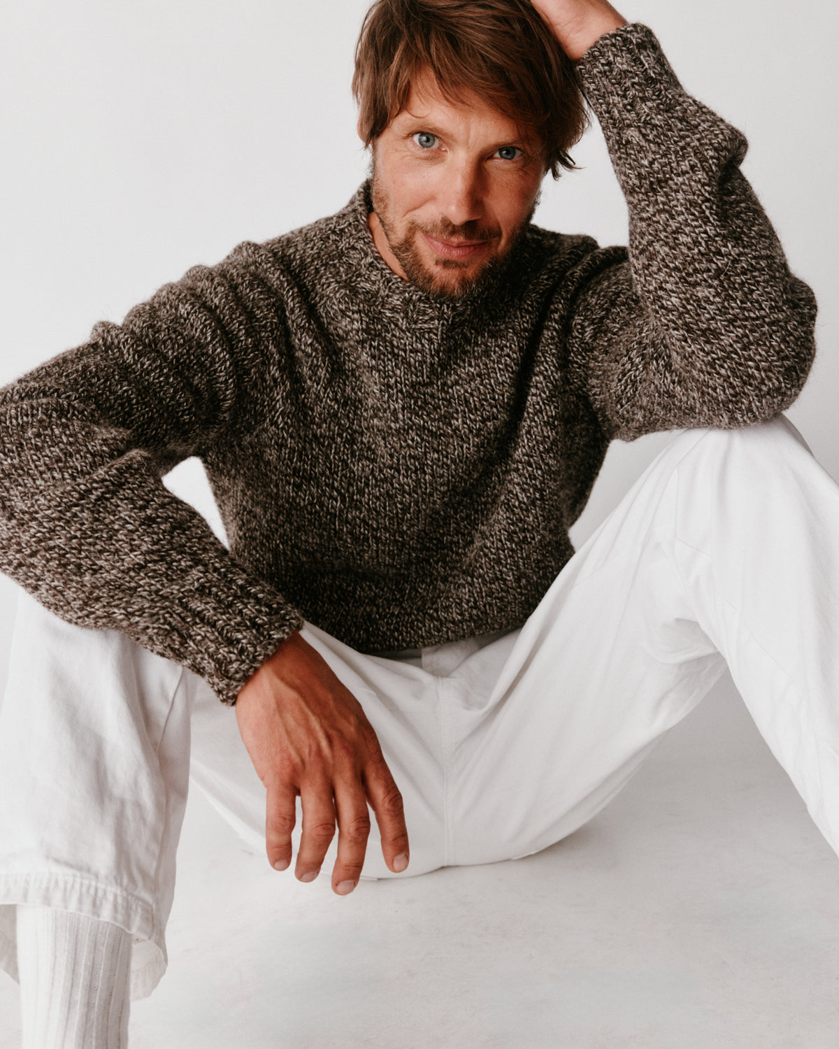 A model wearing a Bosie Blue Mogganer British Breed Sweater in colour Bovek.