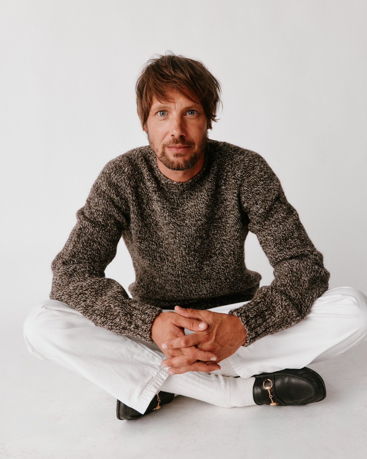 A model wearing a Bosie Blue Mogganer British Breed Sweater in colour Bovek.
