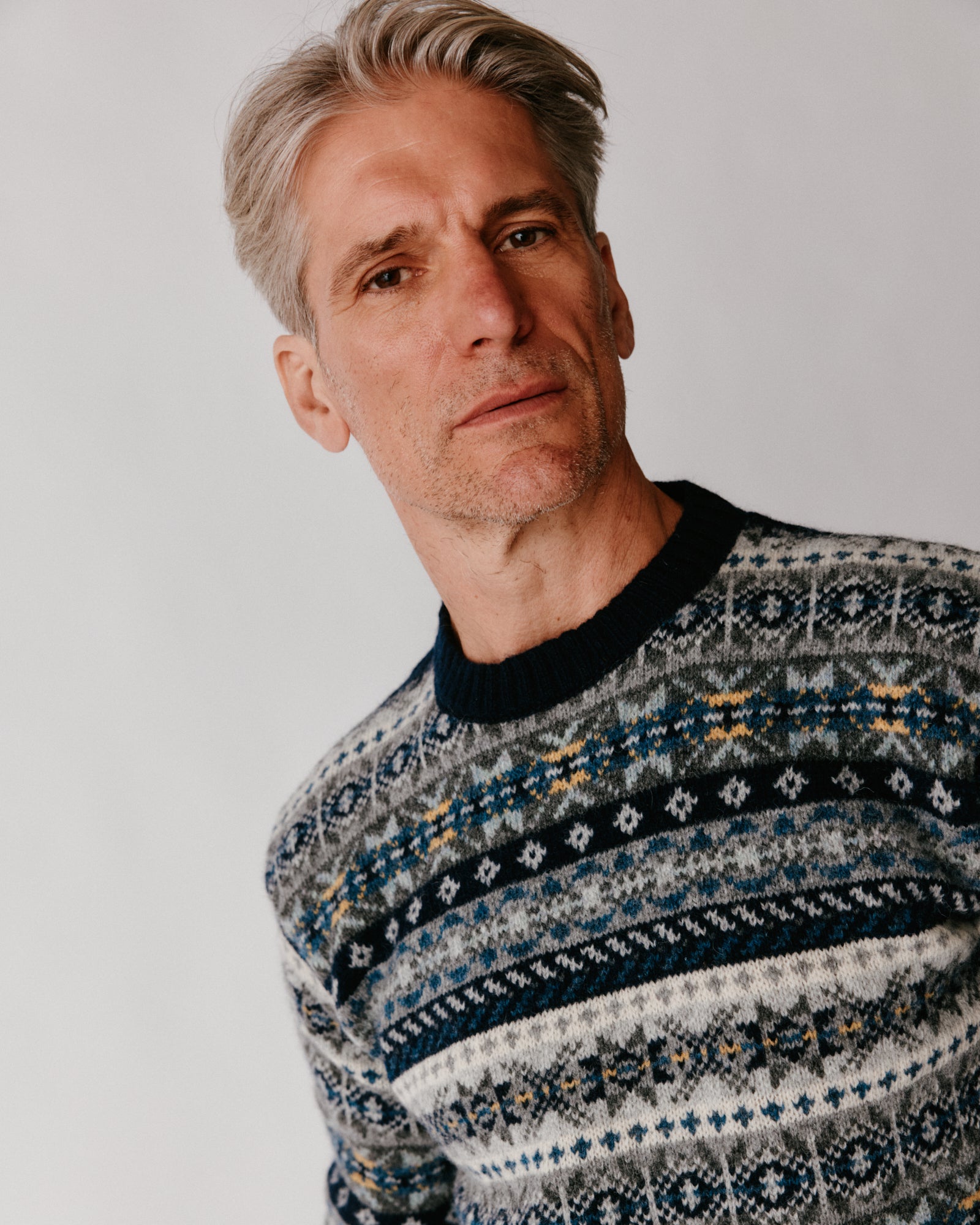 A model earing a Bosie Blue Mogganer Crovie Fairisle in colour Navy.