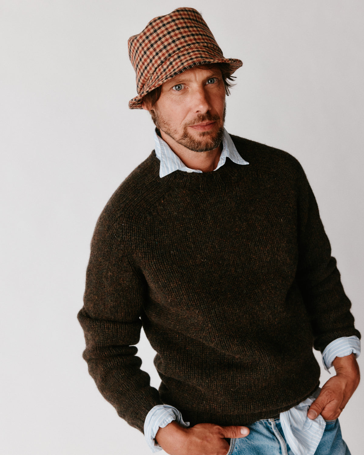 A model wearing a Bosie Blue Mogganer Explorer Extra Chunky Seamless Supersoft Shetland Sweater in colour Carob / Turin.