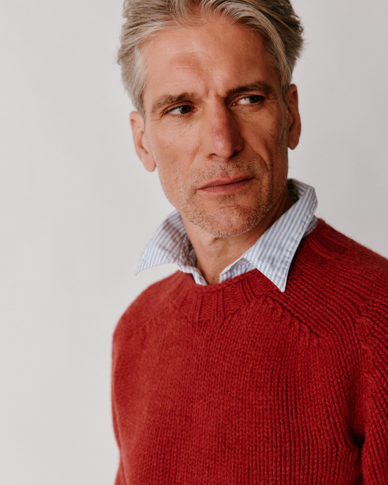 A model wearing a Bosie Blue Mogganer Explorer Extra Chunky Seamless Supersoft Shetland Sweater in colour Framboise.