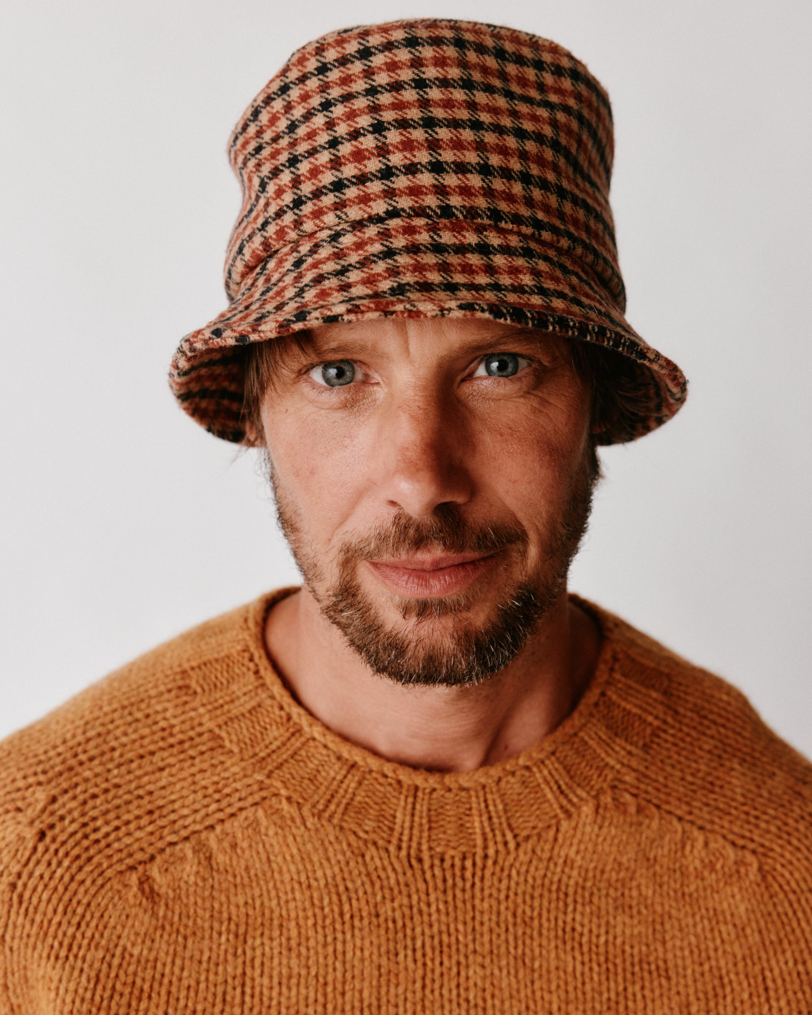 A model wearing a Bosie Blue Mogganer Explorer Extra Chunky Seamless Supersoft Shetland Sweater in colour Gold Dust / Cummin.