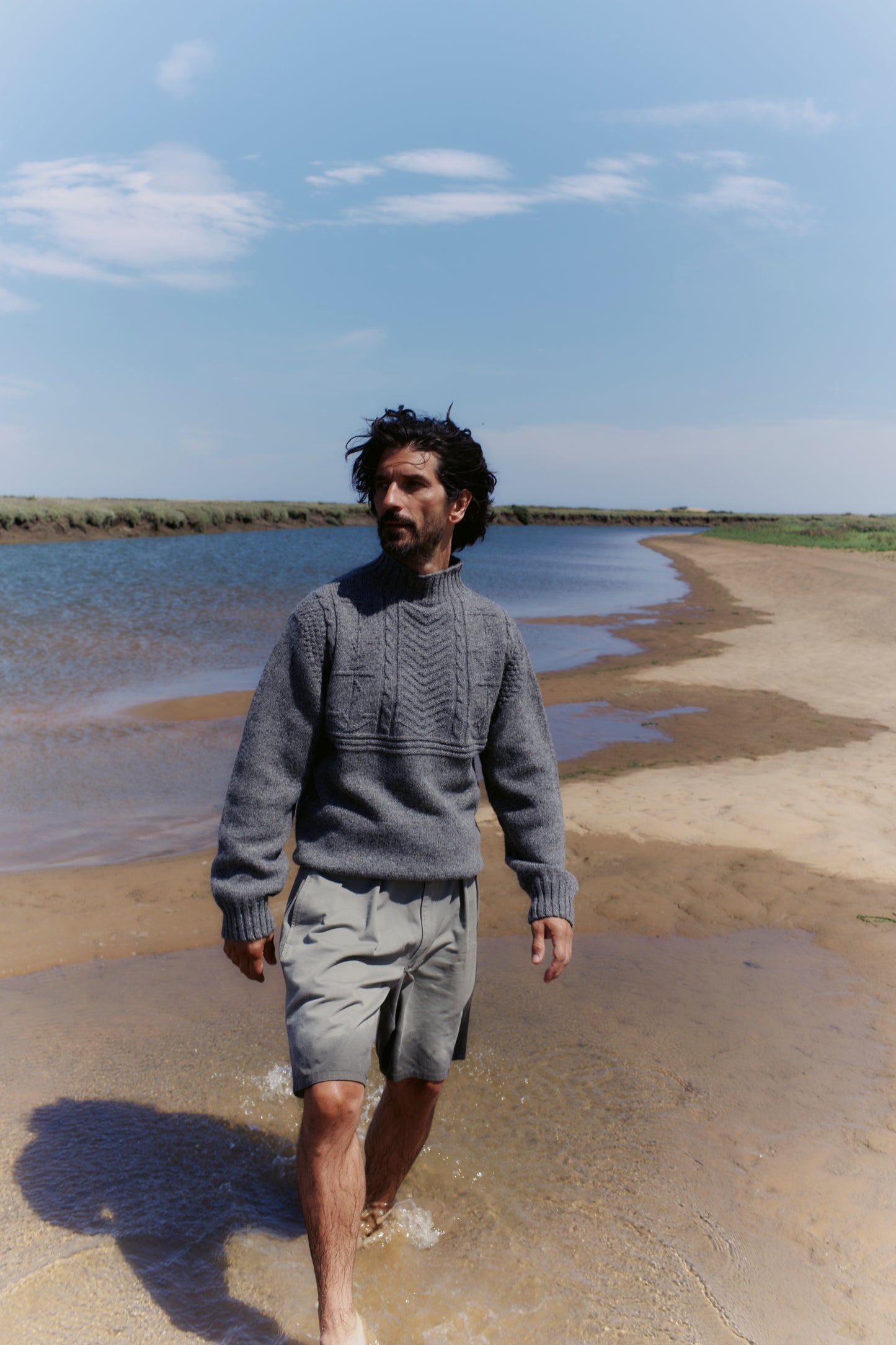    Man on beach in a Bosie Ganjey in Poplar Grey.
