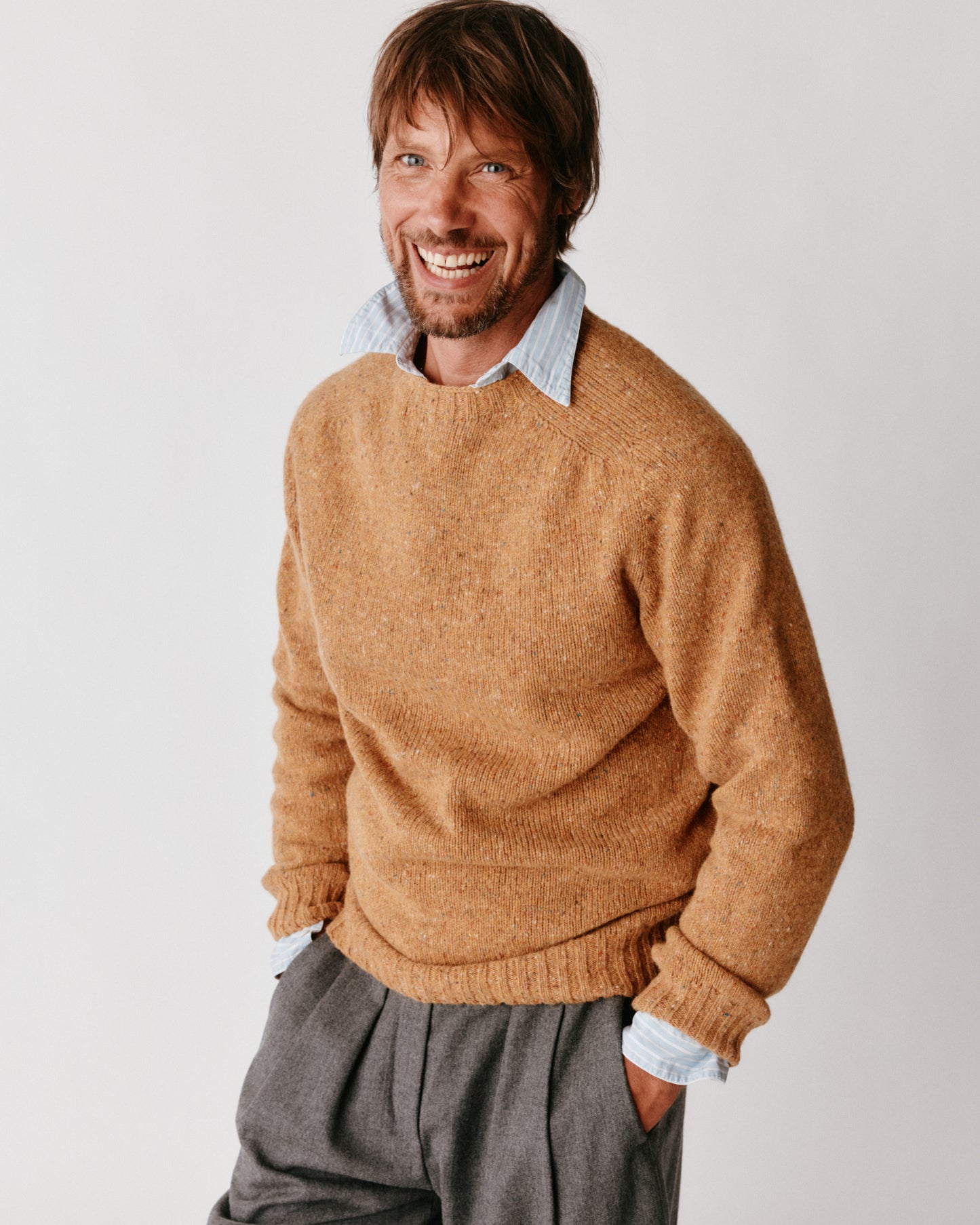 A model wearing a Bosie Blue Mogganer Helmsman Glenugie Nep Sweater in colour Barra.