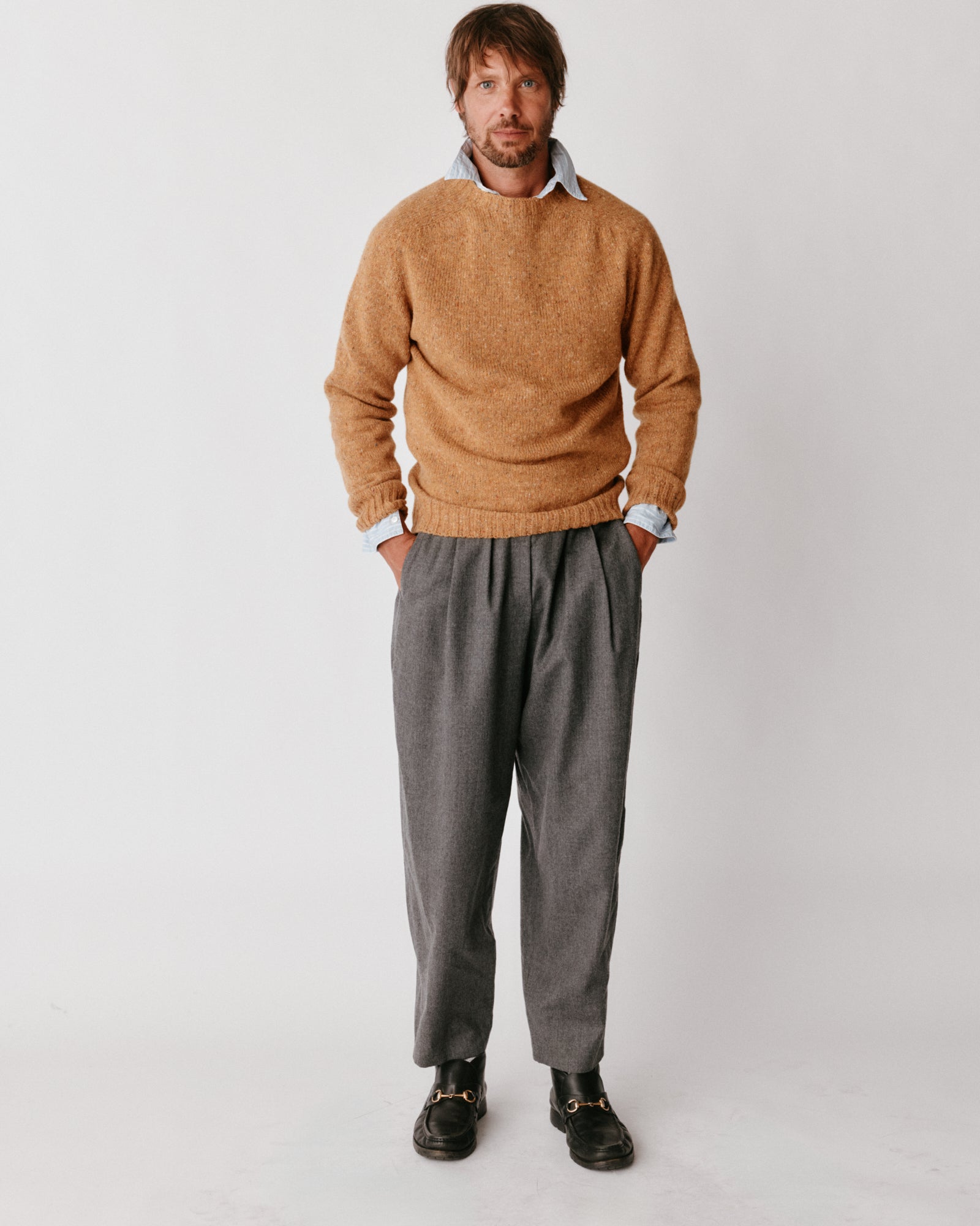 A model wearing a Bosie Blue Mogganer Helmsman Glenugie Nep Sweater in colour Barra.