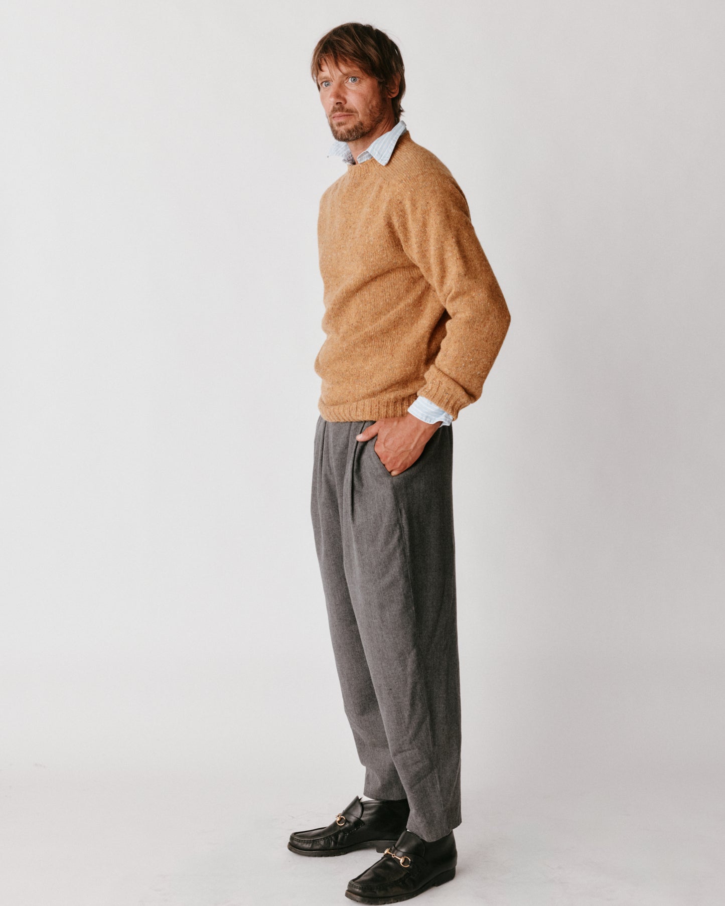 A model wearing a Bosie Blue Mogganer Helmsman Glenugie Nep Sweater in colour Barra.