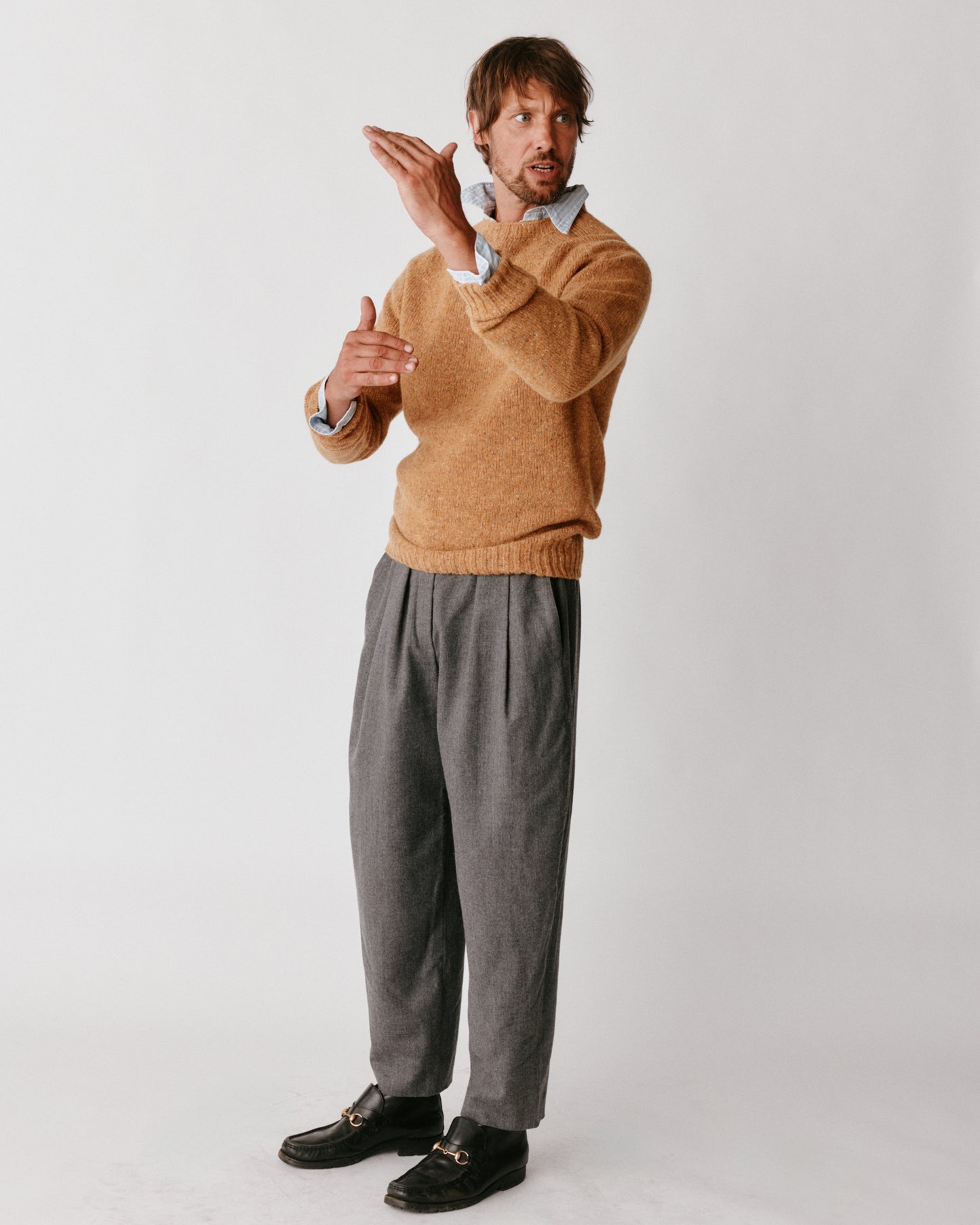 A model wearing a Bosie Blue Mogganer Helmsman Glenugie Nep Sweater in colour Barra.