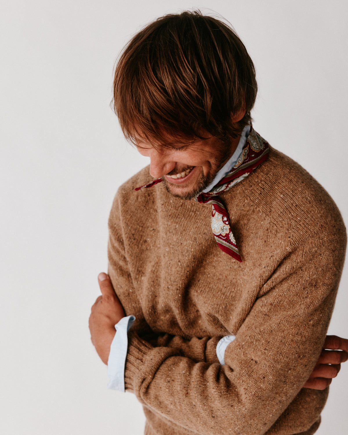 A model wearing a Bosie Blue Mogganer Helmsman Glenugie Nep Sweater in colour Knoydart Brown.