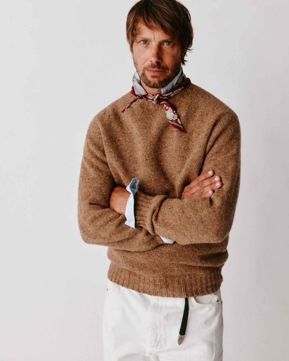 A model wearing a Bosie Blue Mogganer Helmsman Glenugie Nep Sweater in colour Knoydart Brown.