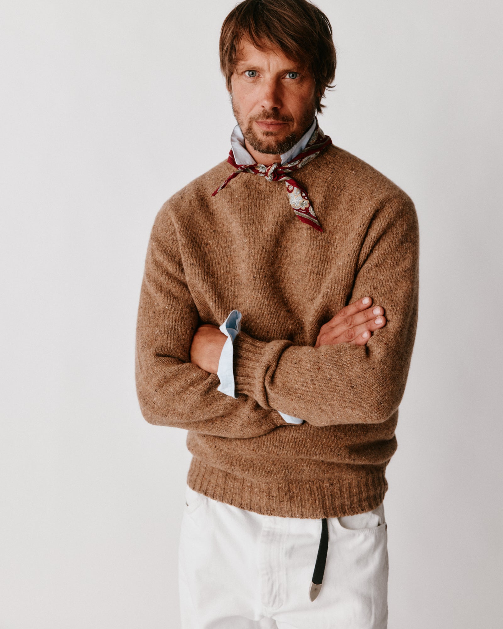 A model wearing a Bosie Blue Mogganer Helmsman Glenugie Nep Sweater in colour Knoydart Brown.