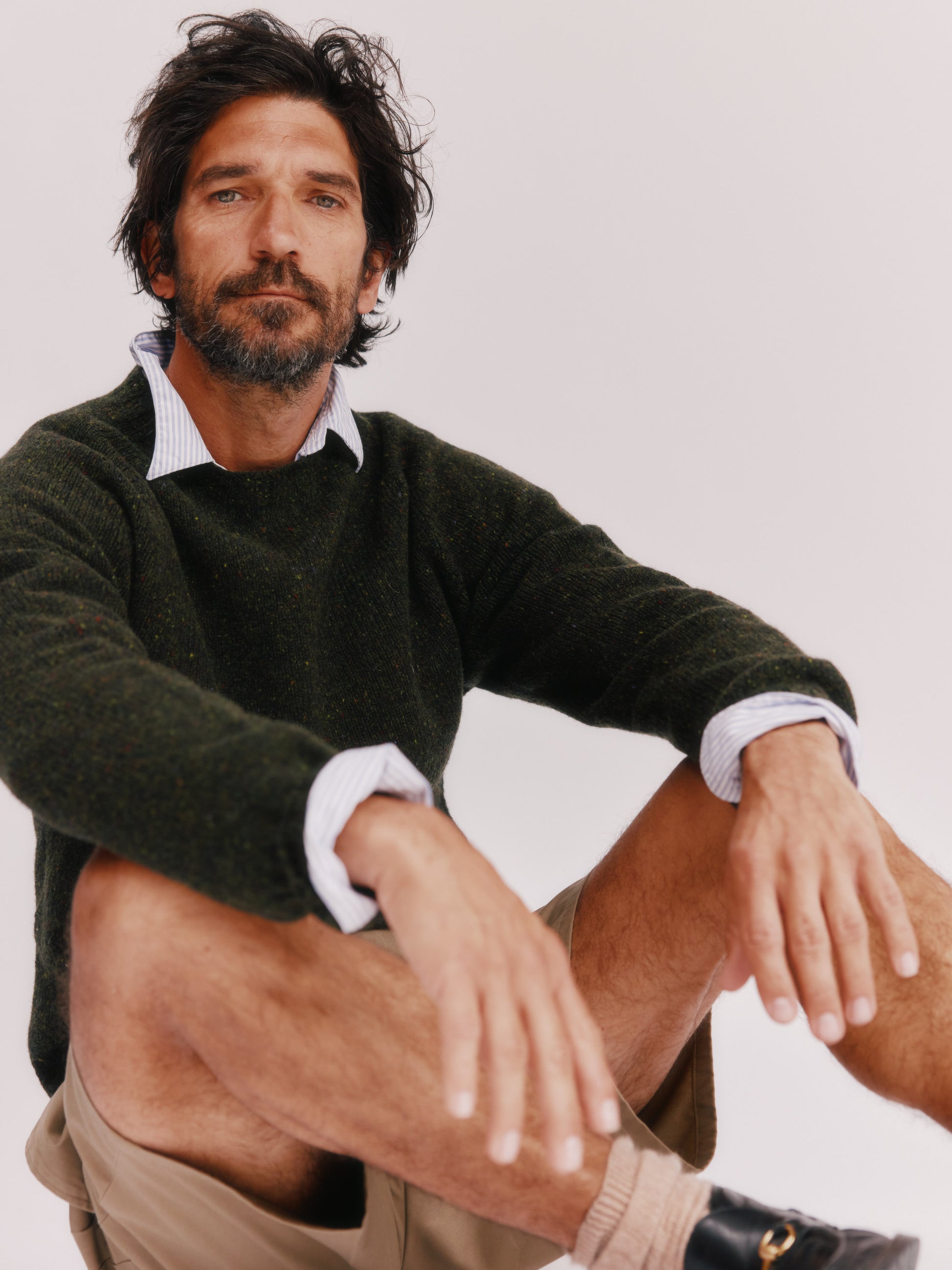 Model wearing a Bosie Knitwear Blue Mogganer Helmsman Glenugie Nep Sweater in colour Harris Green.