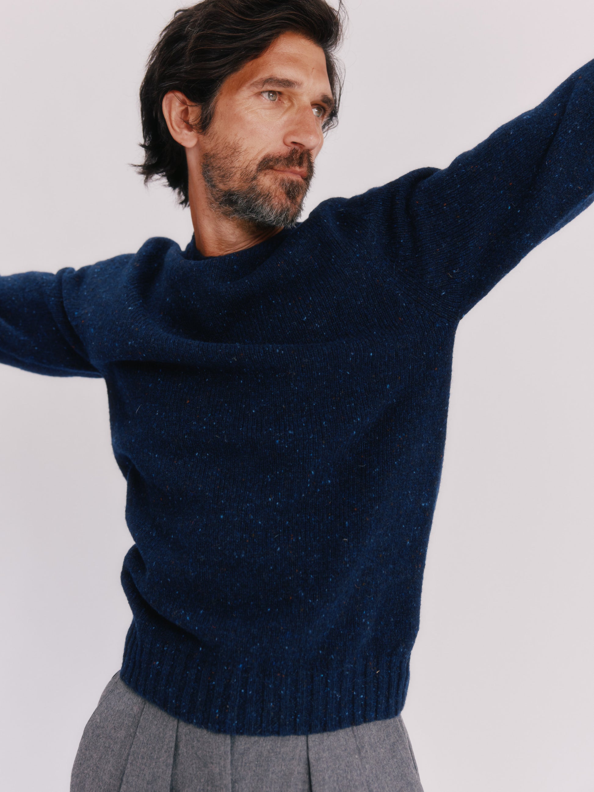 Model wearing a Bosie Knitwear Blue Mogganer Helmsman Glenugie Nep Sweater in colour Jura Navy.