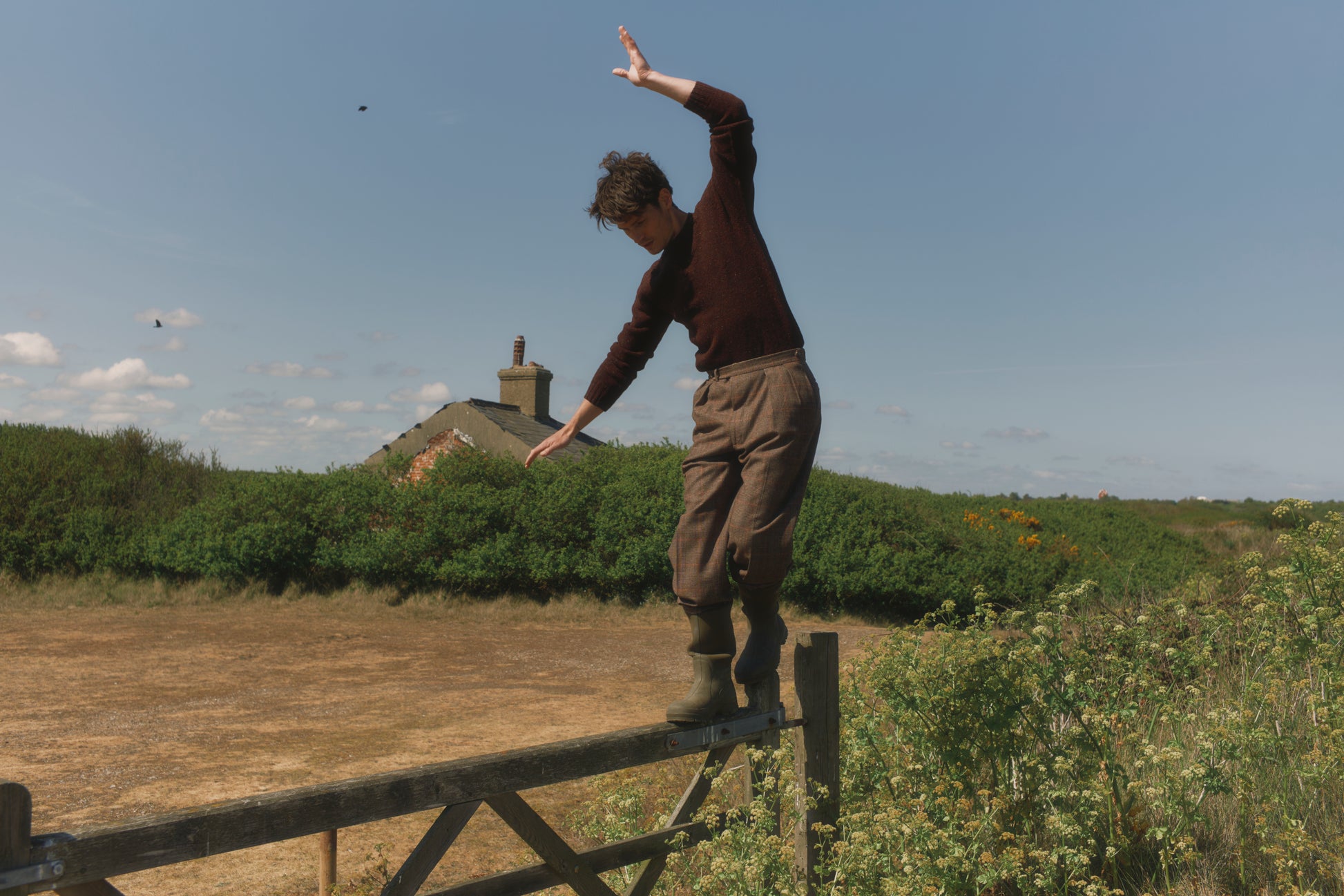 Model wearing a Bosie Knitwear Blue Mogganer Helmsman Glenugie Nep Sweater in colour Lewis Dark Aubergine.