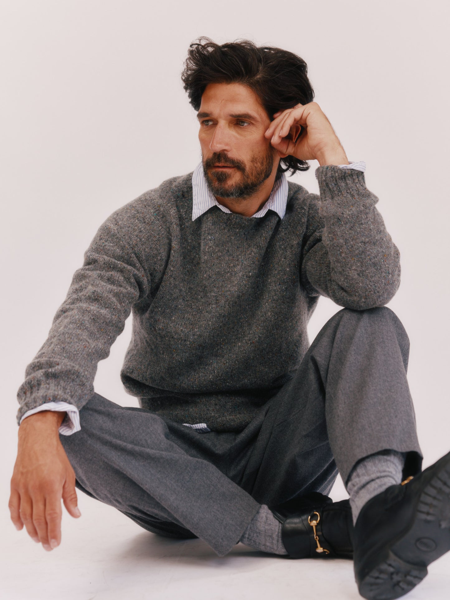 Model wearing a Bosie Knitwear Blue Mogganer Helmsman Glenugie Nep Sweater in colour St Kilda Grey.