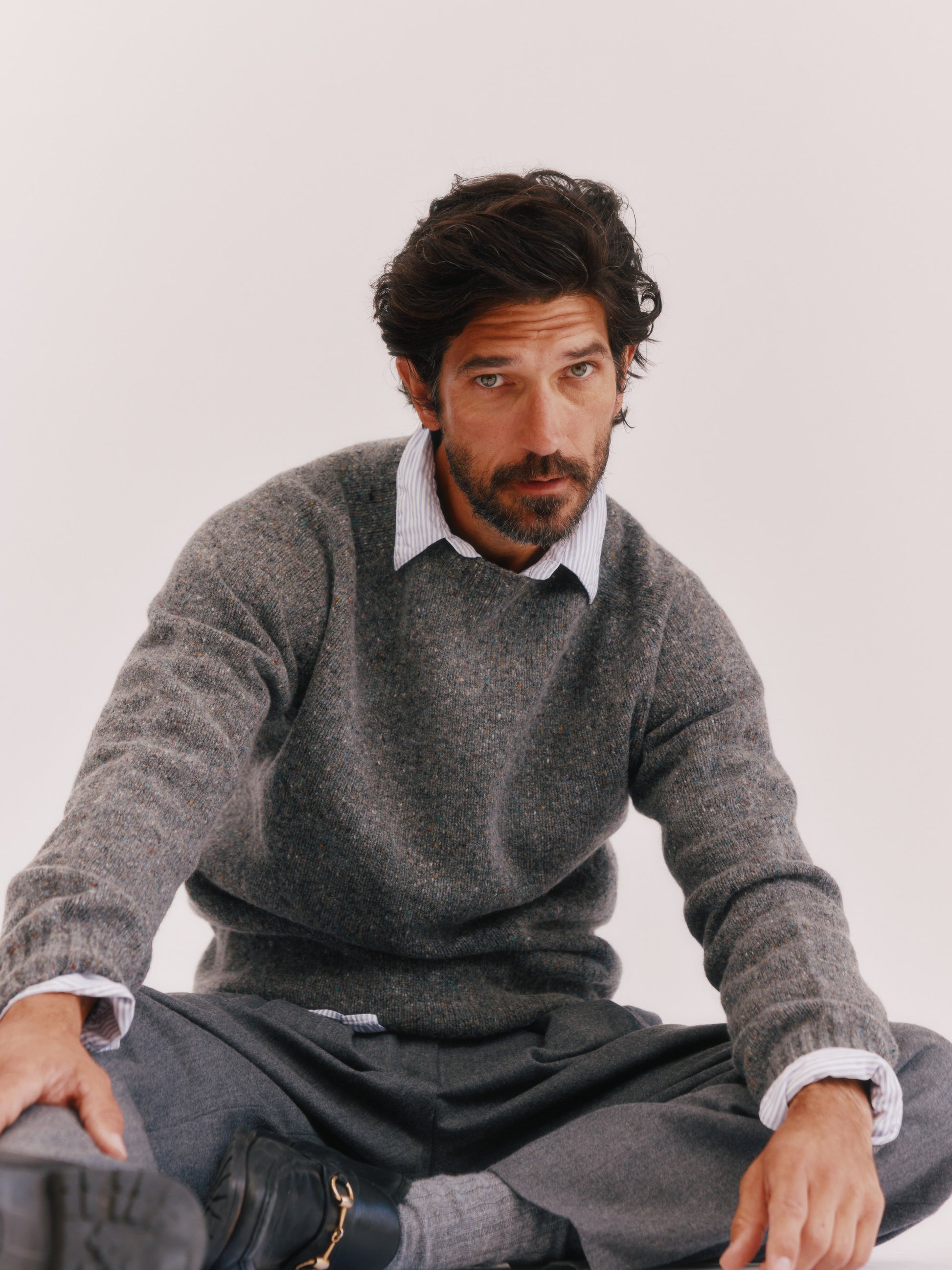 Model wearing a Bosie Knitwear Blue Mogganer Helmsman Glenugie Nep Sweater in colour St Kilda Grey.