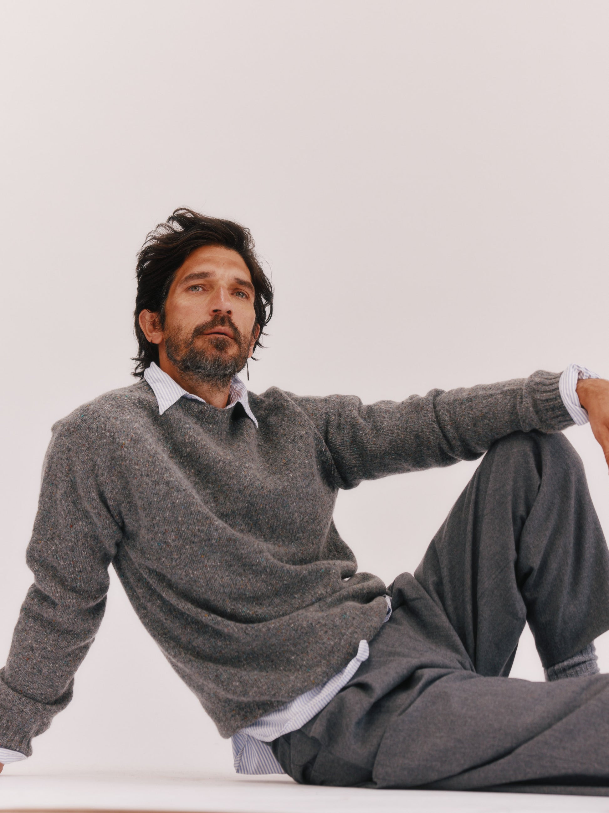 Model wearing a Bosie Knitwear Blue Mogganer Helmsman Glenugie Nep Sweater in colour St Kilda Grey.