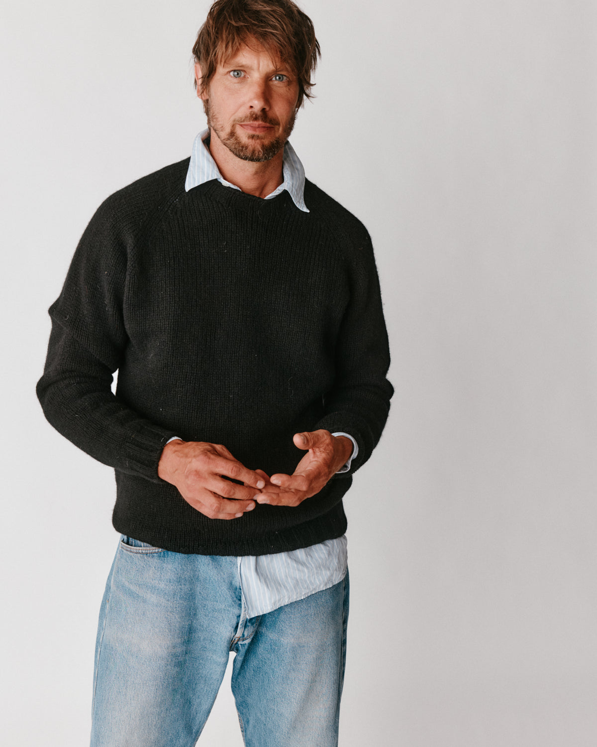 A model wearing a Bosie Blue Mogganer North Sea Chunky Seamless Supersoft Shetland Sweater in colour Black.