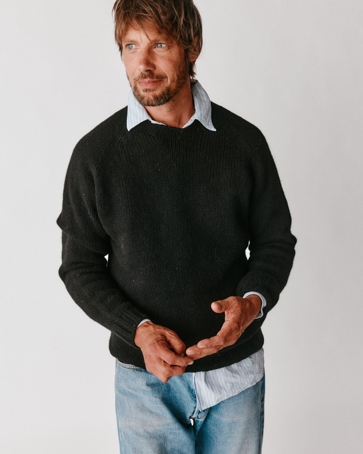 A model wearing a Bosie Blue Mogganer North Sea Chunky Seamless Supersoft Shetland Sweater in colour Black.