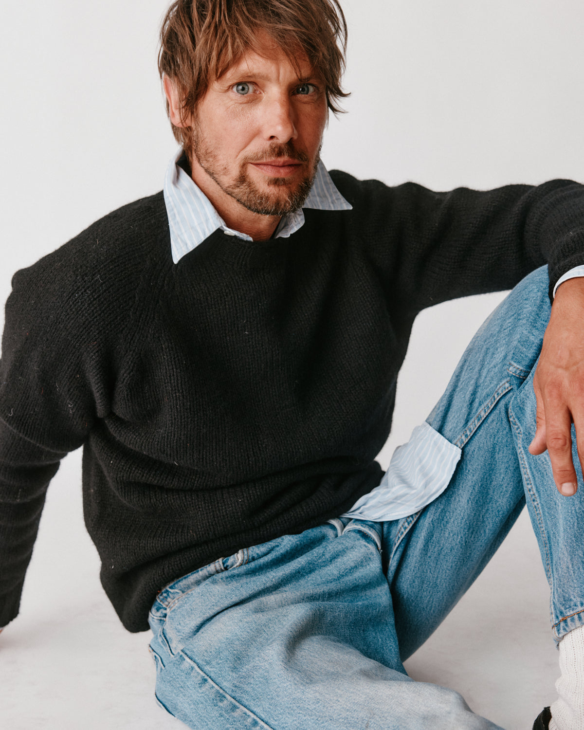 A model wearing a Bosie Blue Mogganer North Sea Chunky Seamless Supersoft Shetland Sweater in colour Black.
