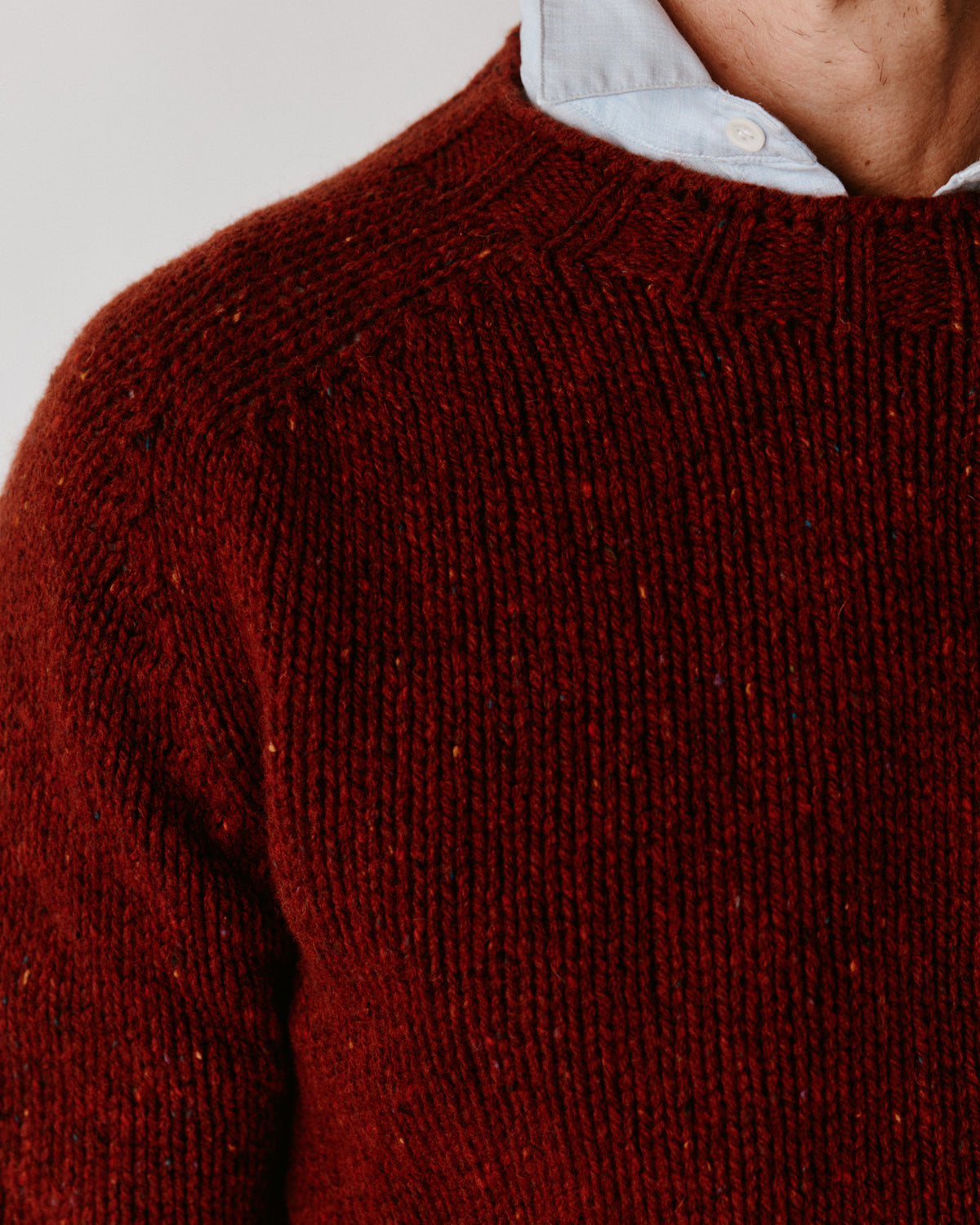 A model wearing a Bosie Blue Mogganer Trawlerman Chunky Glenugie Nep Sweater in colour Hoy.