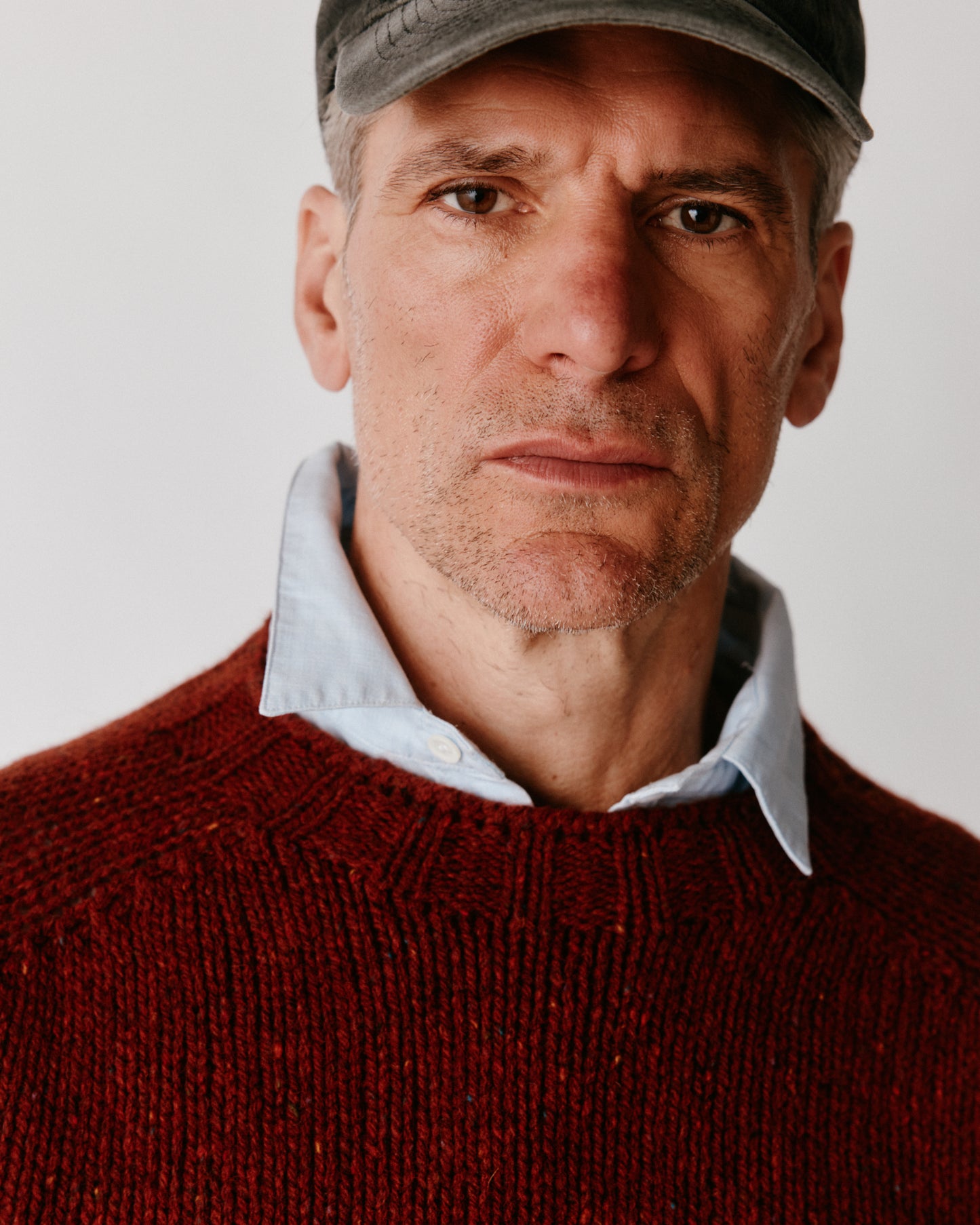 A model wearing a Bosie Blue Mogganer Trawlerman Chunky Glenugie Nep Sweater in colour Hoy.