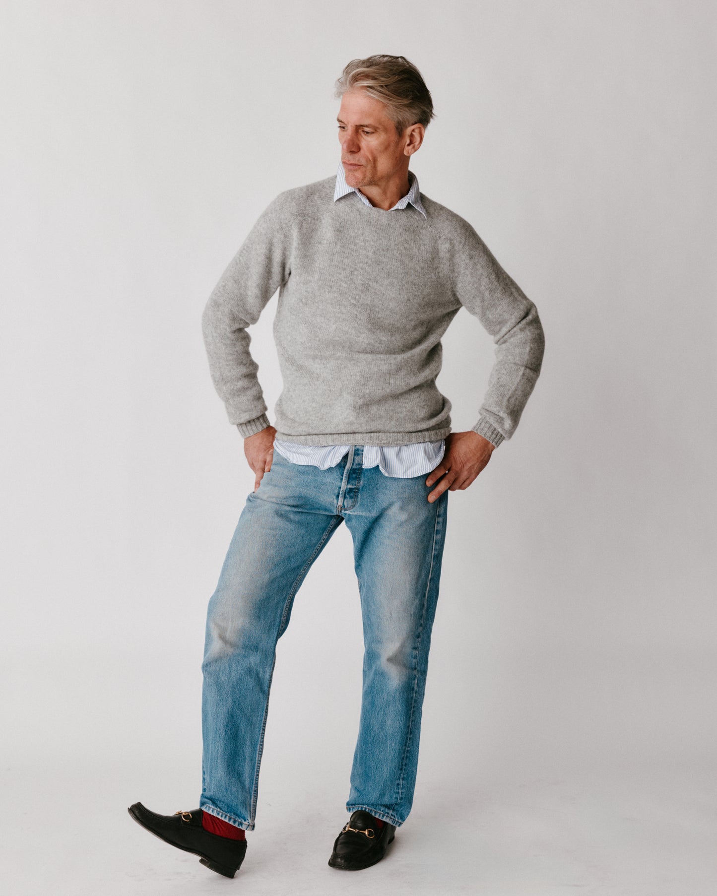 A model wearing a Bosie Harley of Scotland Mens Seamless Saddle Shoulder Shetland Sweater in colour Silver.