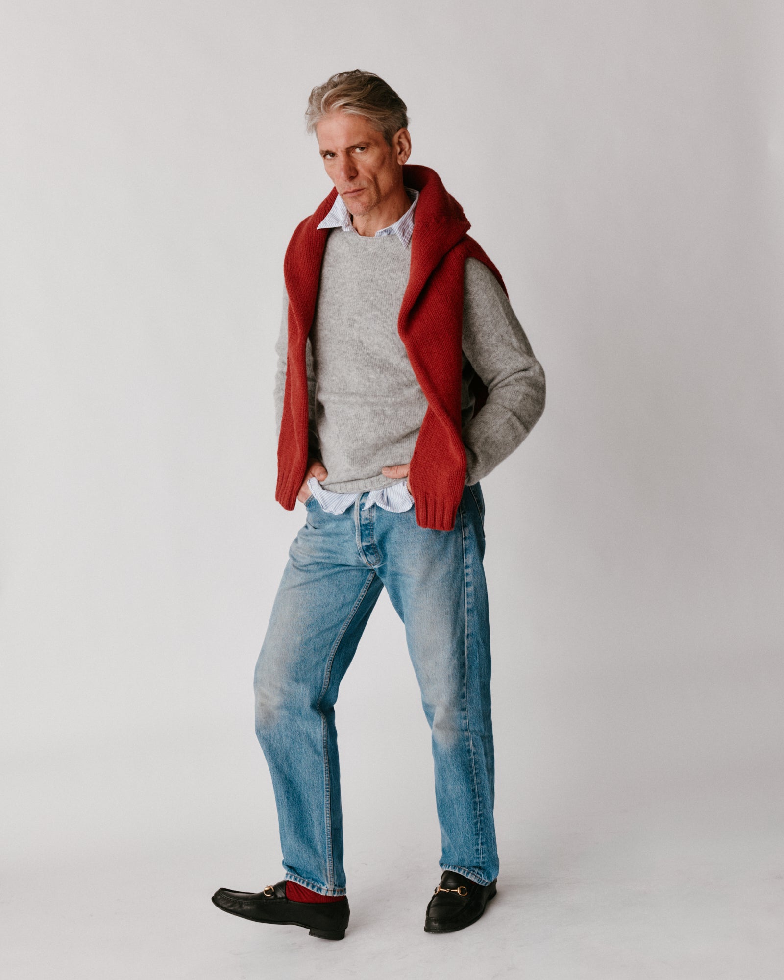 A model wearing a Bosie Harley of Scotland Mens Seamless Saddle Shoulder Shetland Sweater in colour Silver.