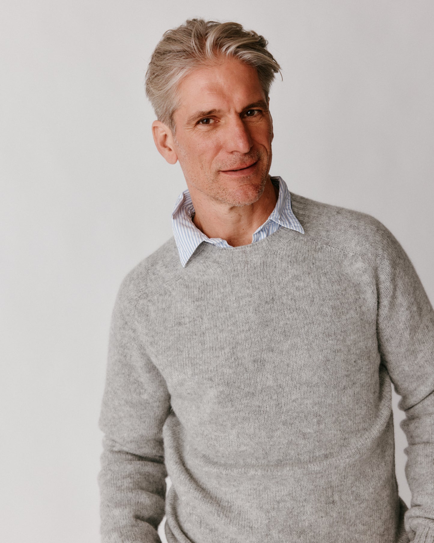 A model wearing a Bosie Harley of Scotland Mens Seamless Saddle Shoulder Shetland Sweater - Silver3