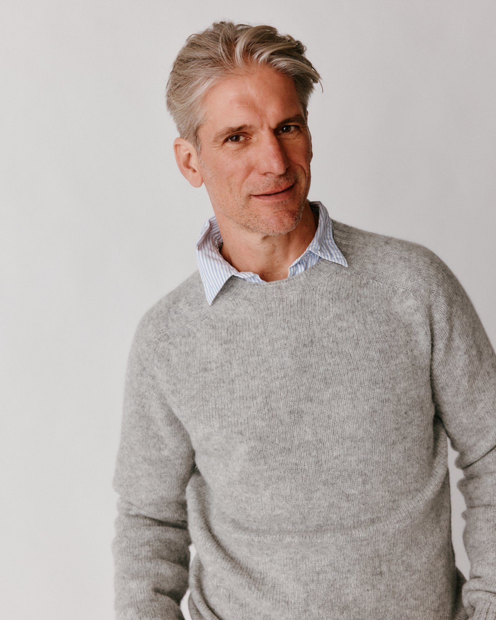 A model wearing a Bosie Harley of Scotland Mens Seamless Saddle Shoulder Shetland Sweater - Silver3