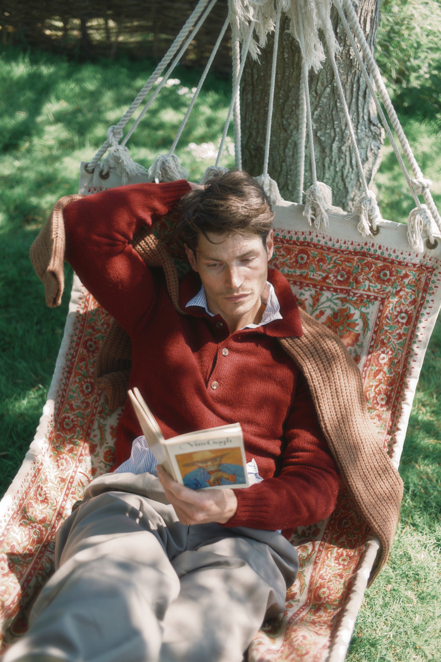 Man wearing a Harley of Scotland mens Shetland eton collar sweater in coloiur Bordeaux Mix Burgundy.