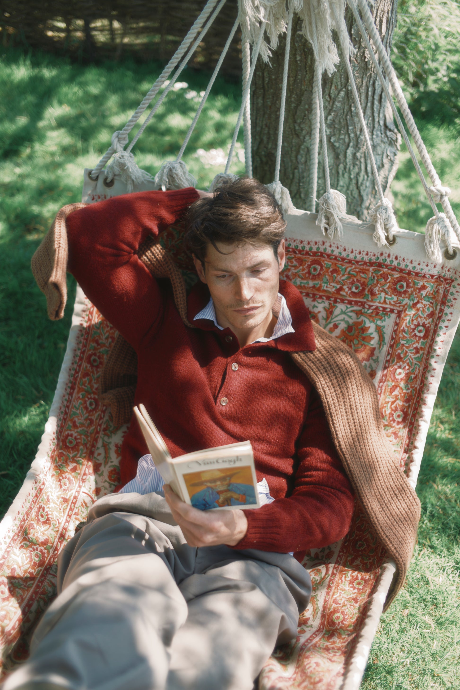 Man wearing a Harley of Scotland mens Shetland eton collar sweater in coloiur Bordeaux Mix Burgundy.