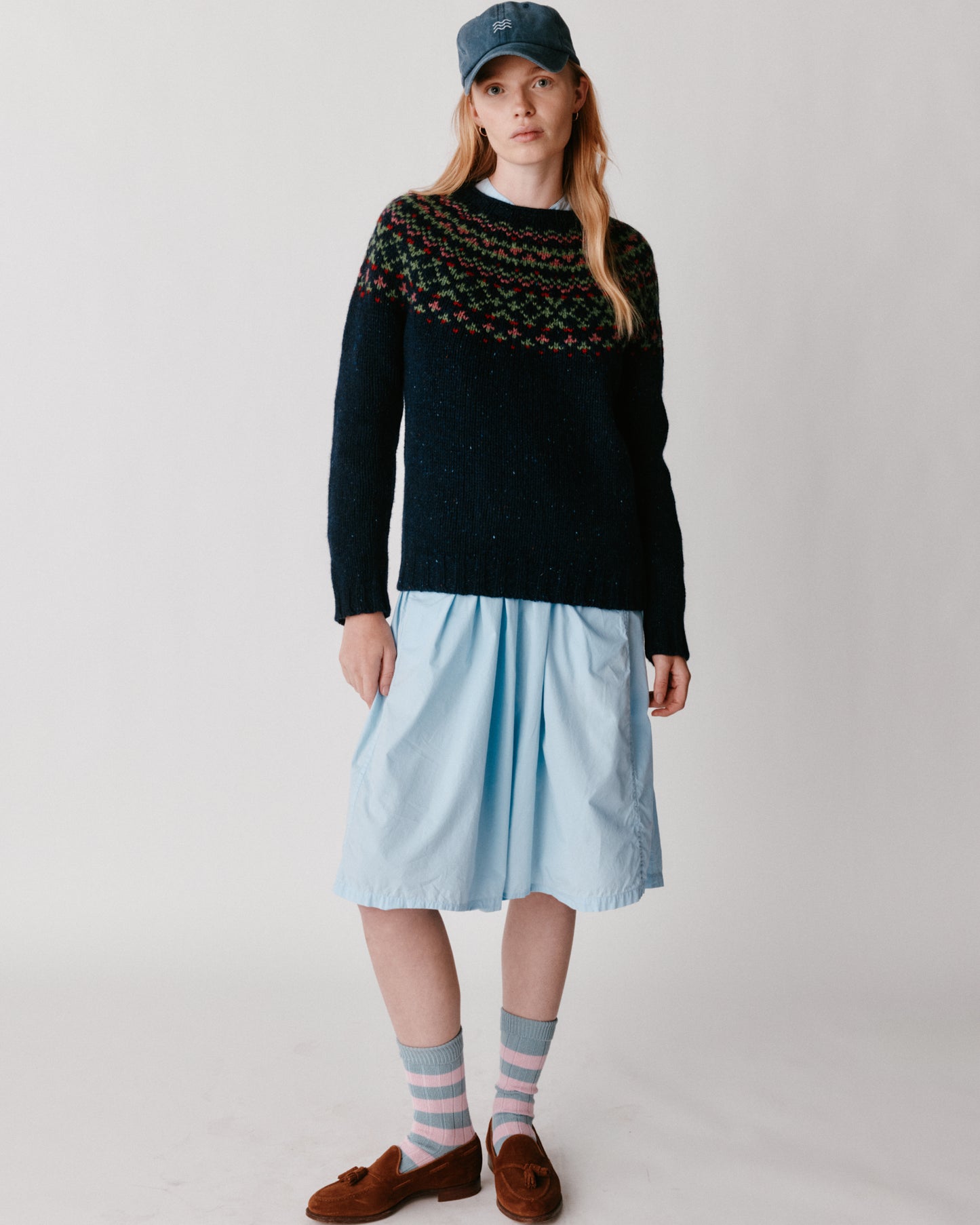 A model wearing a Bosie Luskentyre Chunky Fair Isle Glenugie Nep Women's Sweater in colour Jura.