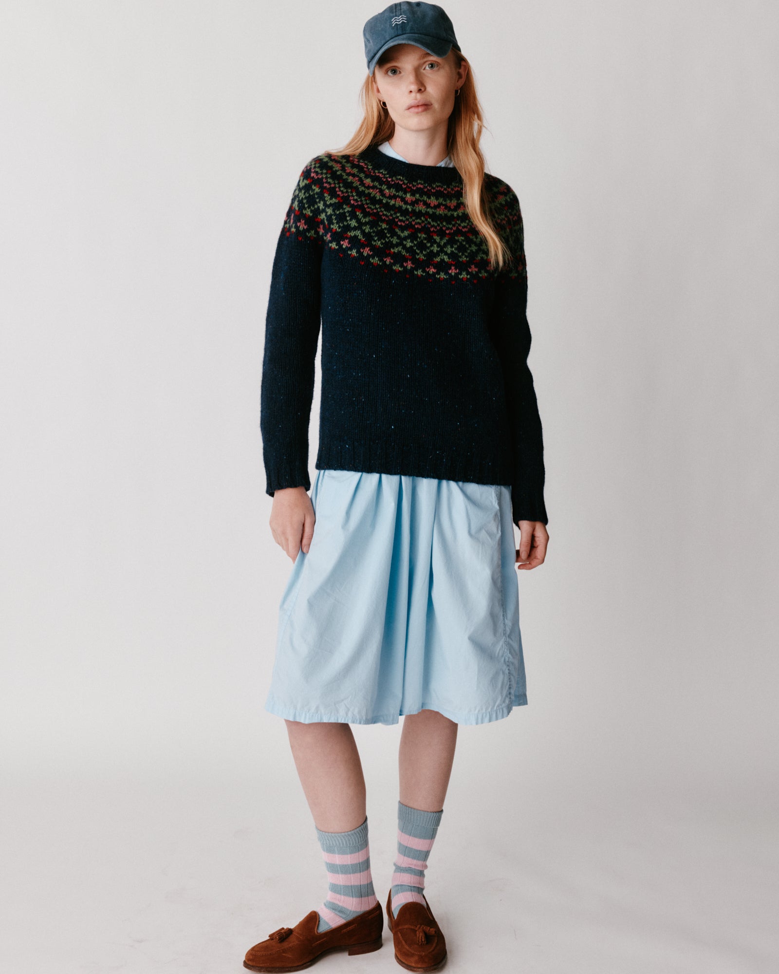 A model wearing a Bosie Luskentyre Chunky Fair Isle Glenugie Nep Women's Sweater in colour Jura.