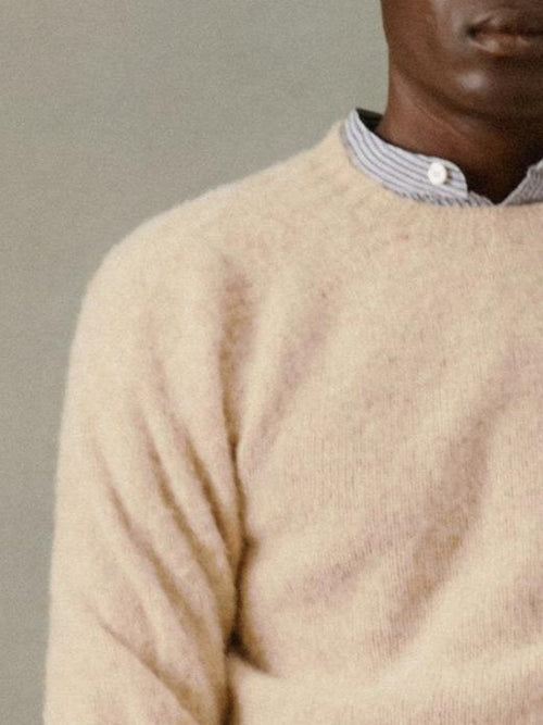 Close-up of a Harley of Scotland seamless Shetland jumper in Tusk Oatmeal, Triple brushed three times with natural teasels by Bosie – Bosie Knitwear
