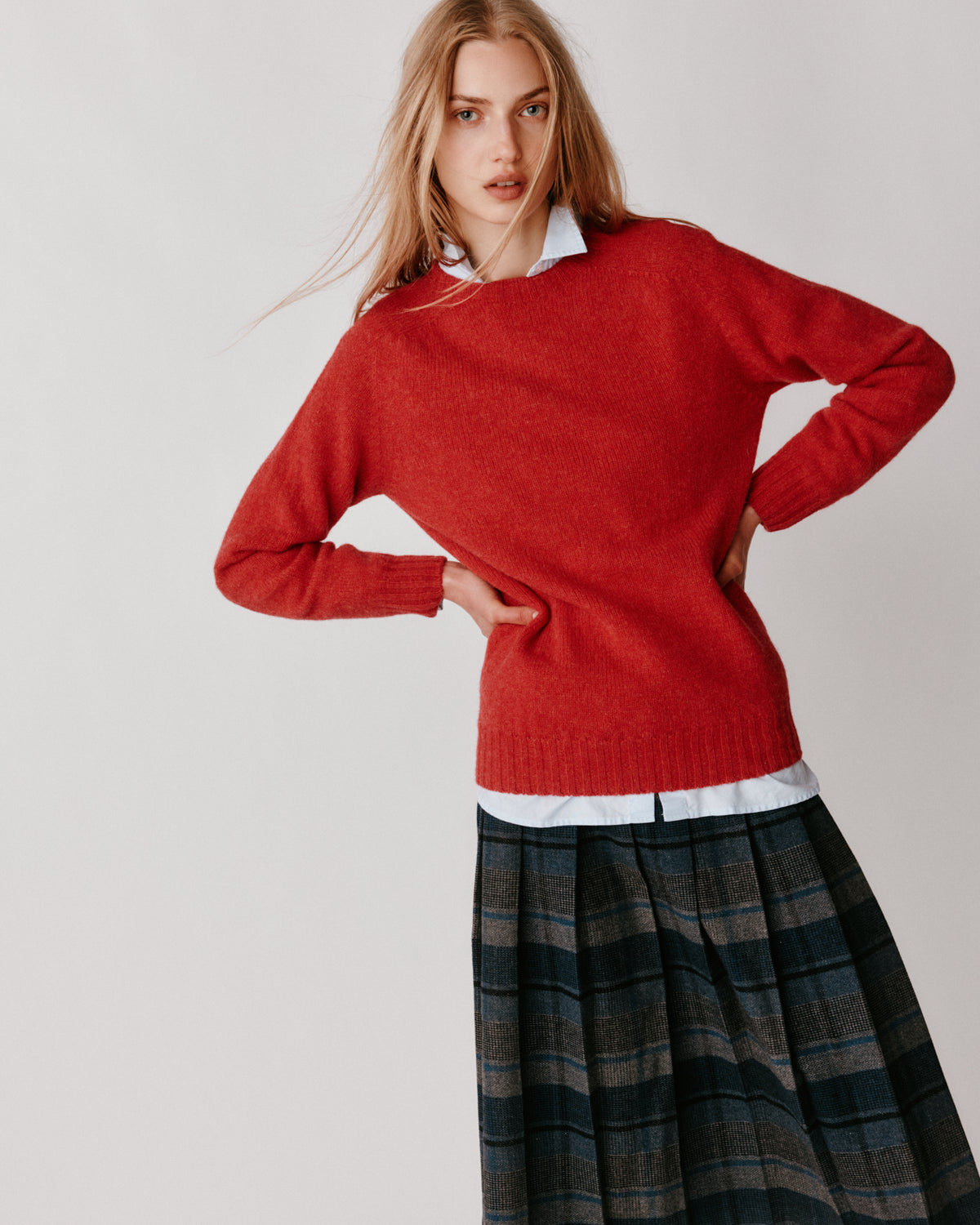 A model wearing a Bosie Womens Harley of Scotland Seamless Saddle Shoulder Shetland Sweater in colour Damask.