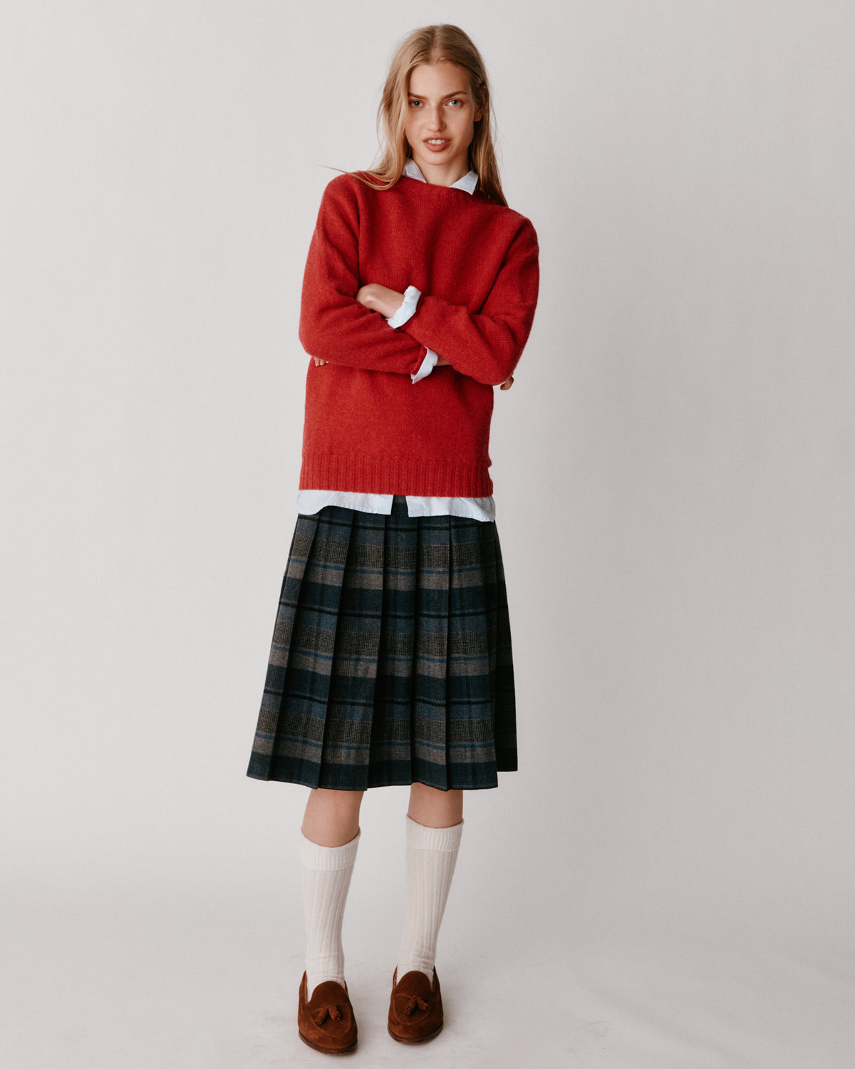 A model wearing a Bosie Womens Harley of Scotland Seamless Saddle Shoulder Shetland Sweater in colour Damask.
