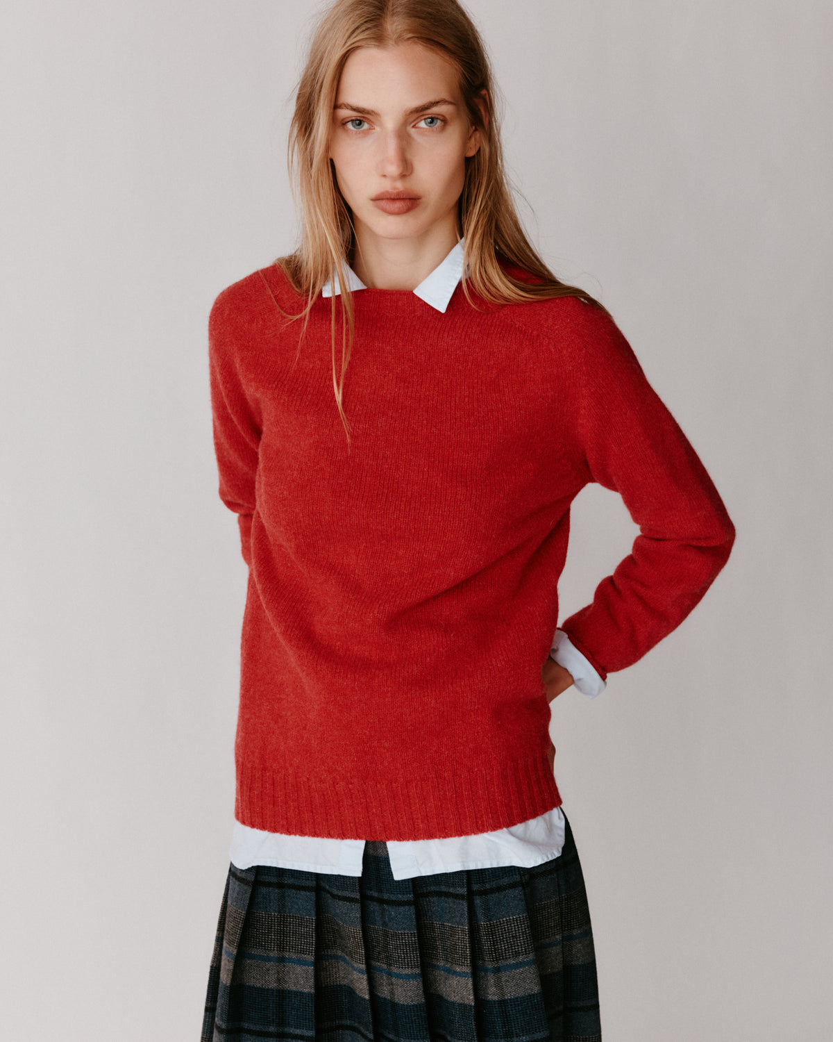 A model wearing a Bosie Womens Harley of Scotland Seamless Saddle Shoulder Shetland Sweater in colour Damask.