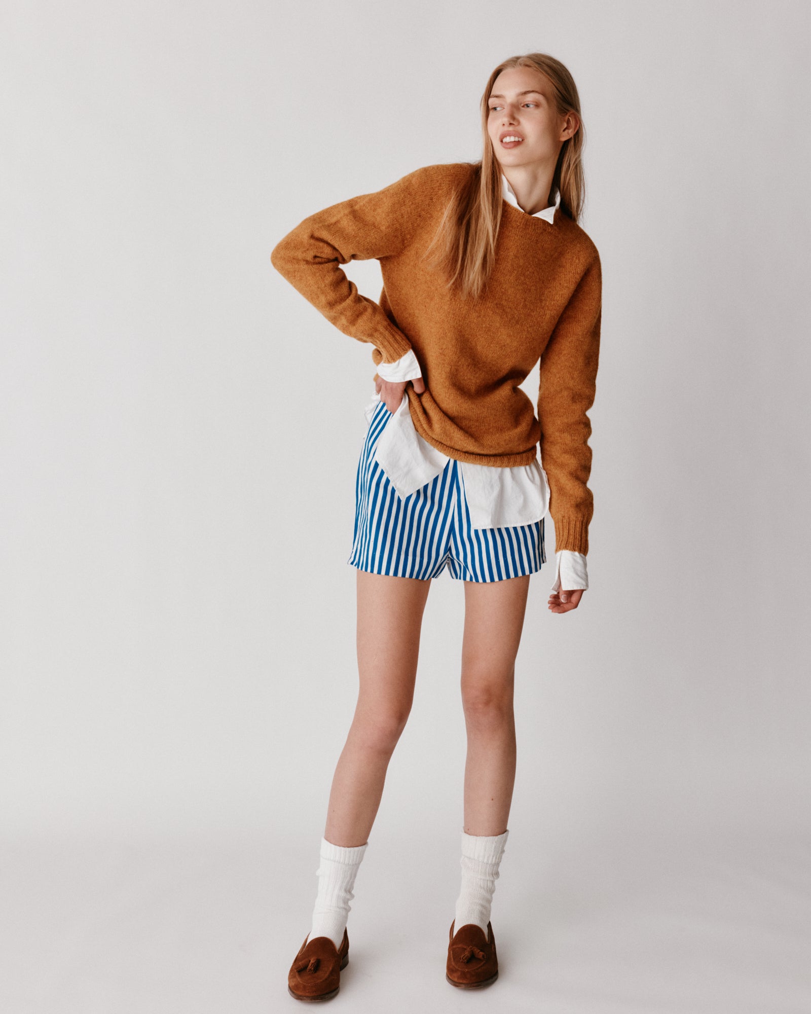 A model wearing a Bosie Womens Harley of Scotland Seamless Saddle Shoulder Shetland Sweater in colour Gold Dust / Cummin.