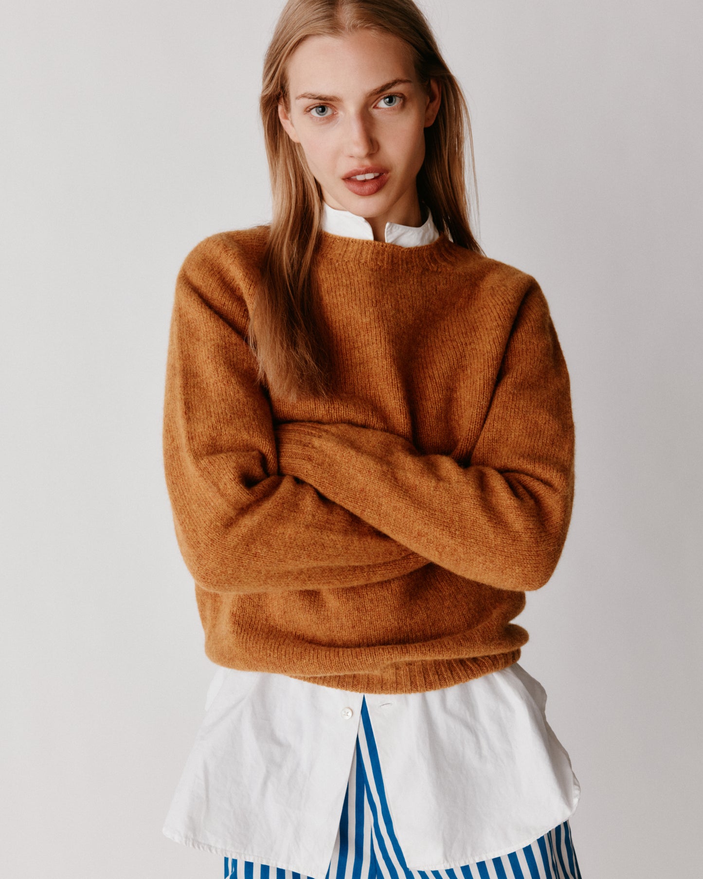 A model wearing a Bosie Womens Harley of Scotland Seamless Saddle Shoulder Shetland Sweater in colour Gold Dust / Cummin.