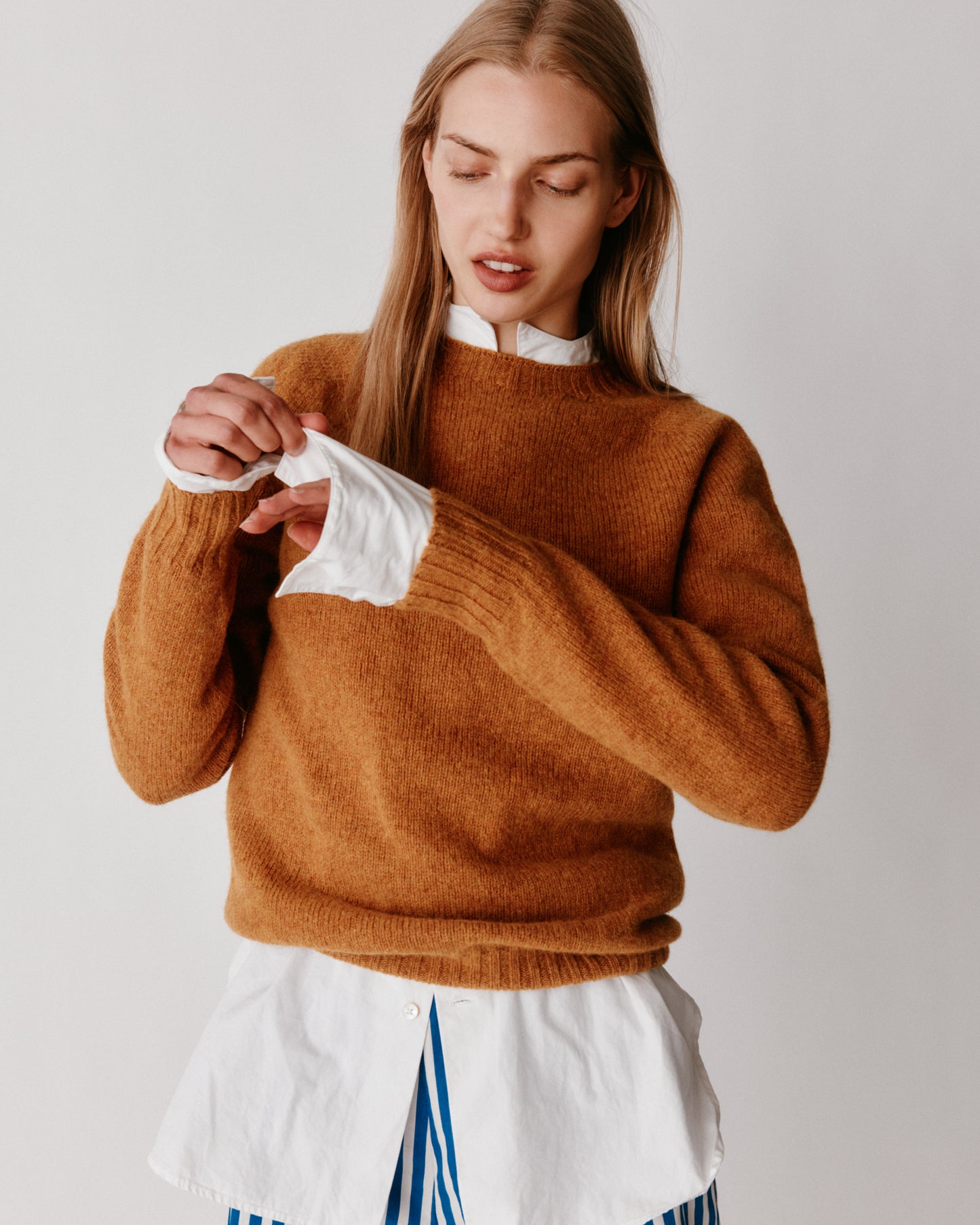 A model wearing a Bosie Womens Harley of Scotland Seamless Saddle Shoulder Shetland Sweater in colour Gold Dust / Cummin.