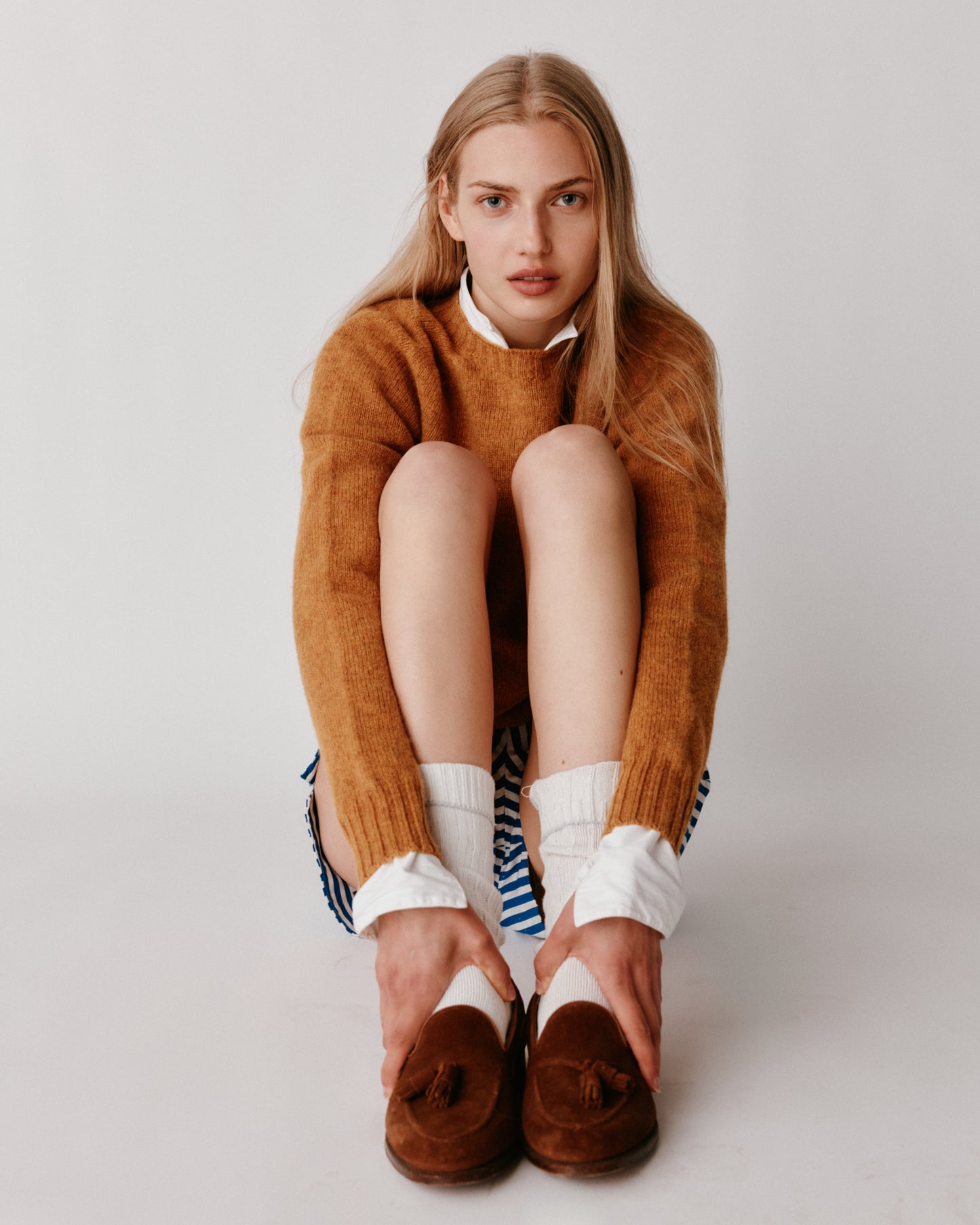 A model wearing a Bosie Womens Harley of Scotland Seamless Saddle Shoulder Shetland Sweater in colour Gold Dust / Cummin.