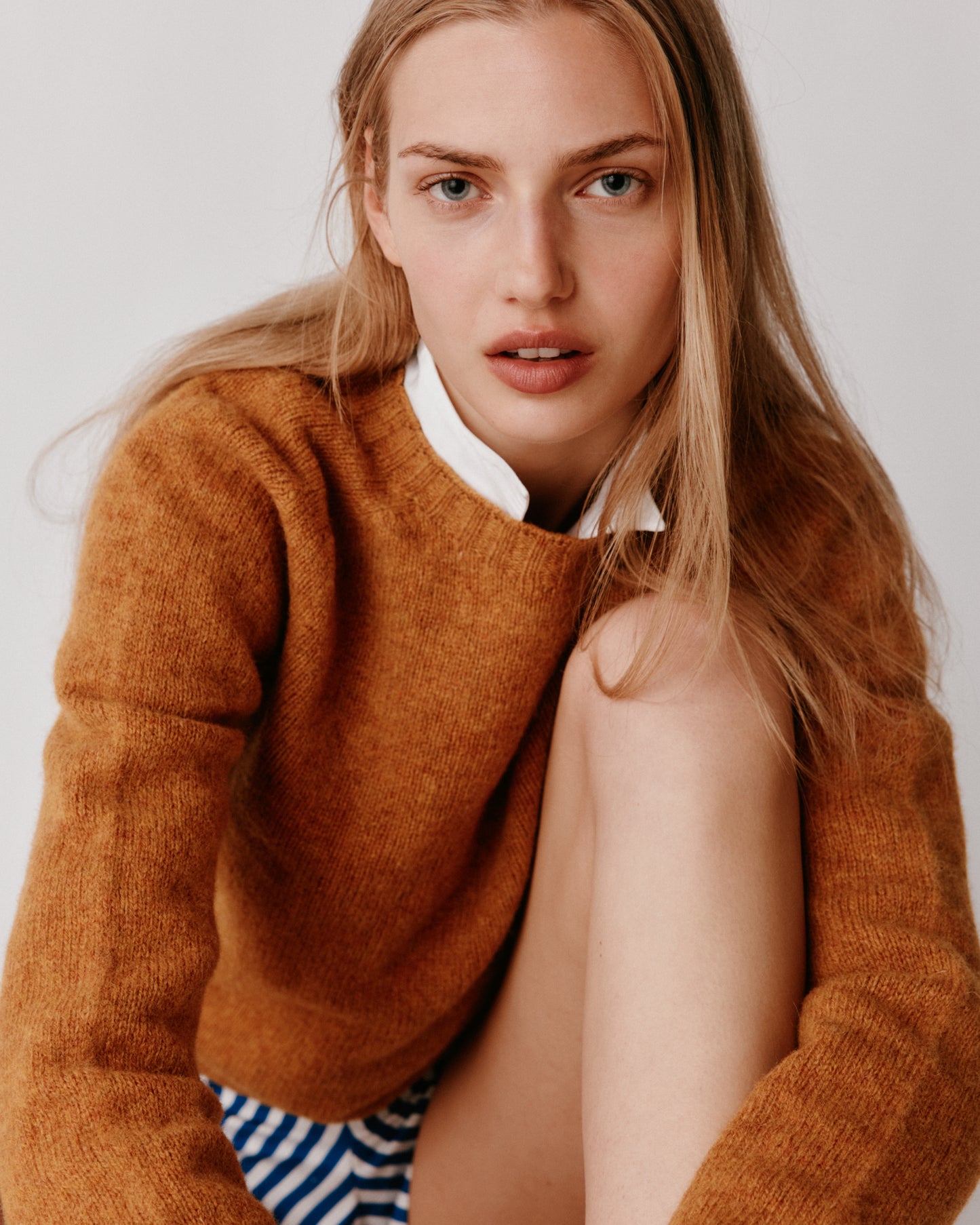 A model wearing a Bosie Womens Harley of Scotland Seamless Saddle Shoulder Shetland Sweater in colour Gold Dust / Cummin.