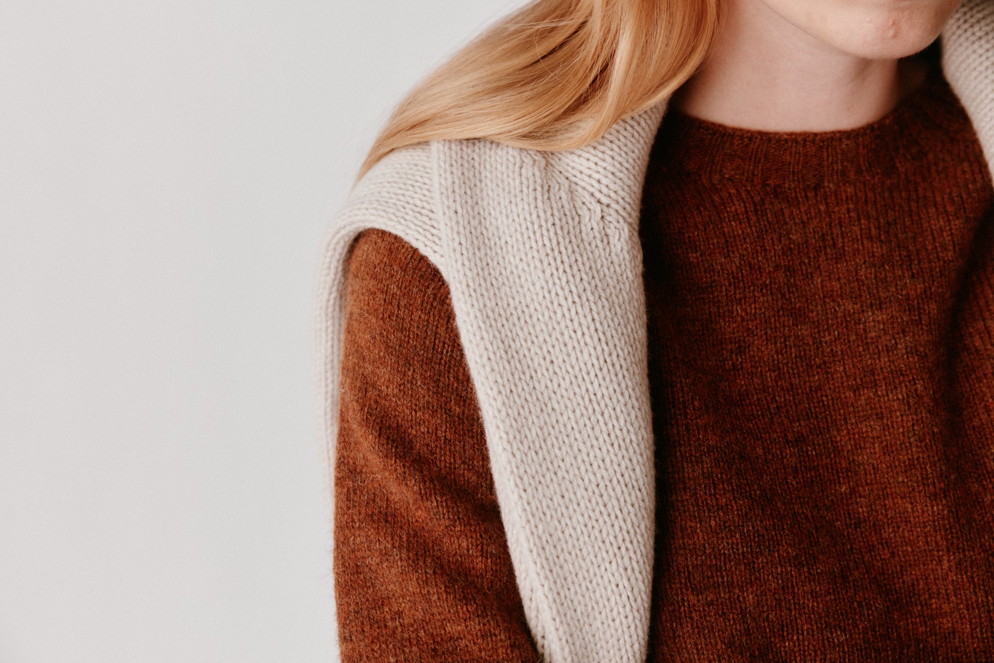 A model wearing a Bosie Womens Harley of Scotland Seamless Saddle Shoulder Shetland Sweater in colour Whisky / Sienna.