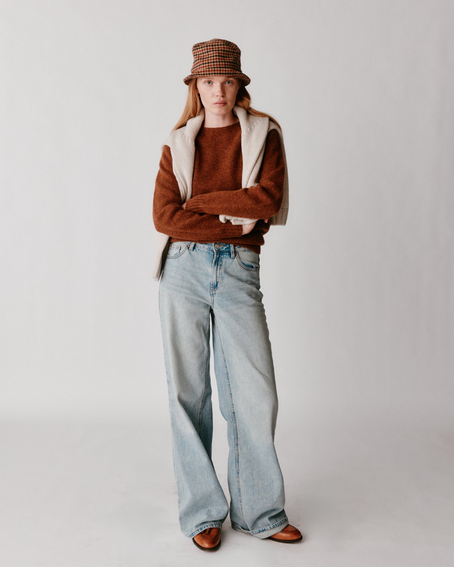 A model wearing a Bosie Womens Harley of Scotland Seamless Saddle Shoulder Shetland Sweater in colour Whisky / Sienna.