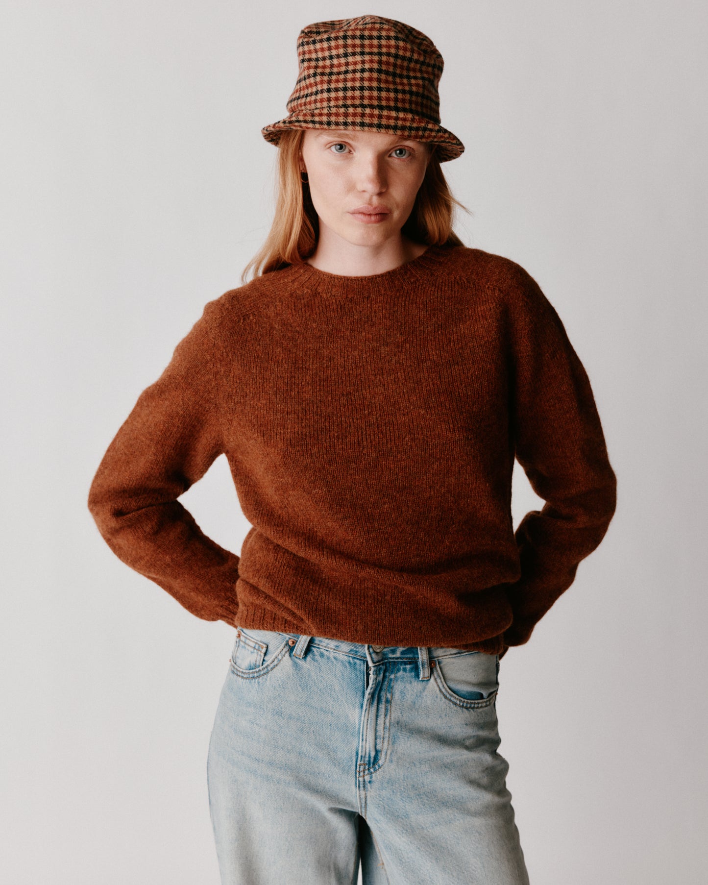 A model wearing a Bosie Womens Harley of Scotland Seamless Saddle Shoulder Shetland Sweater in colour Whisky / Sienna.